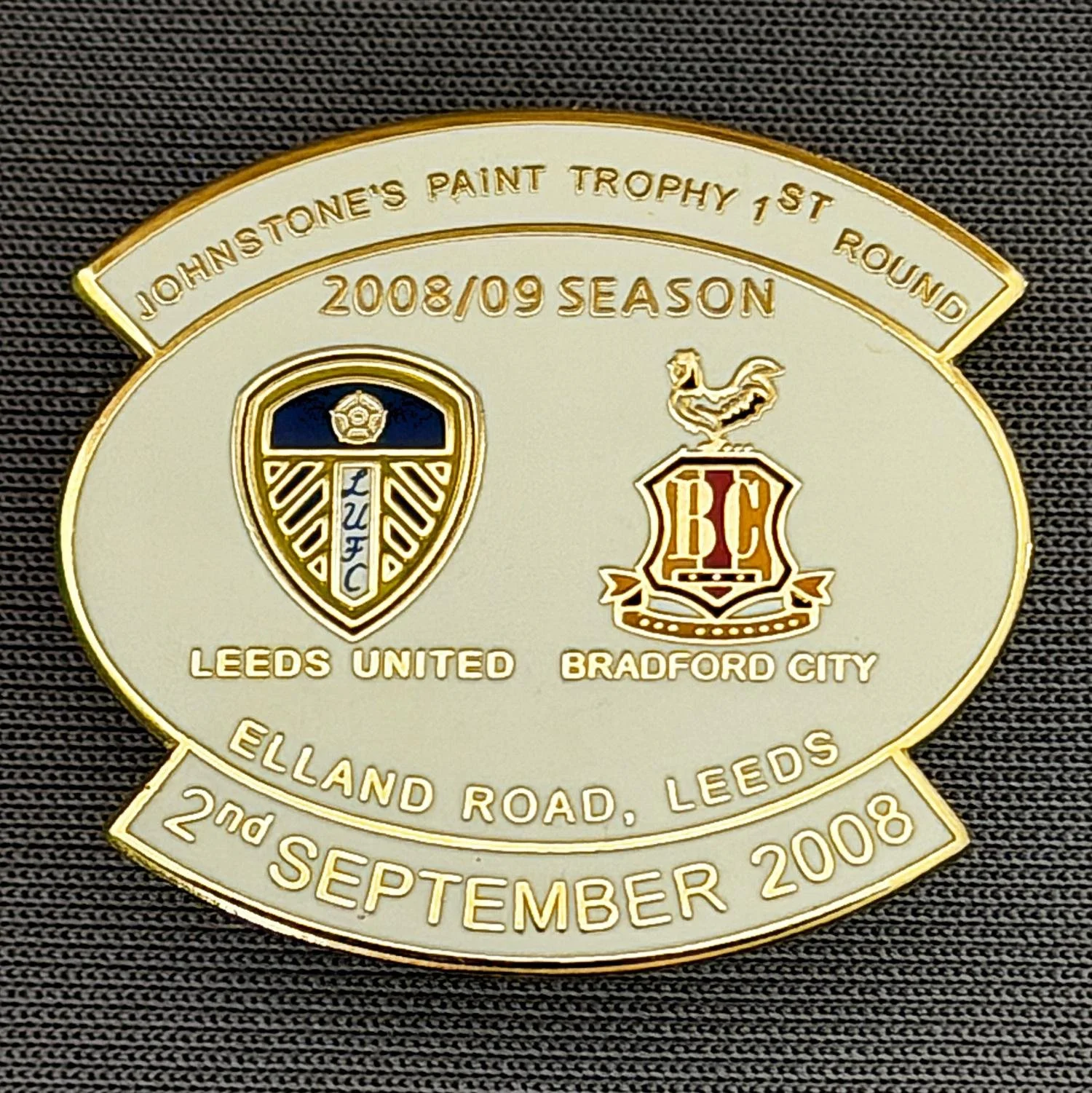 Reference Number: BCOFIX146
Size: H 26 mm x W 28.9 mm
Pin Type: Brooch Pin
Plating: Gold
Value: £5
Manufacturer: Unknown
Comments: Leeds v Bradford City Johnstones Paint Trophy First Round 2008