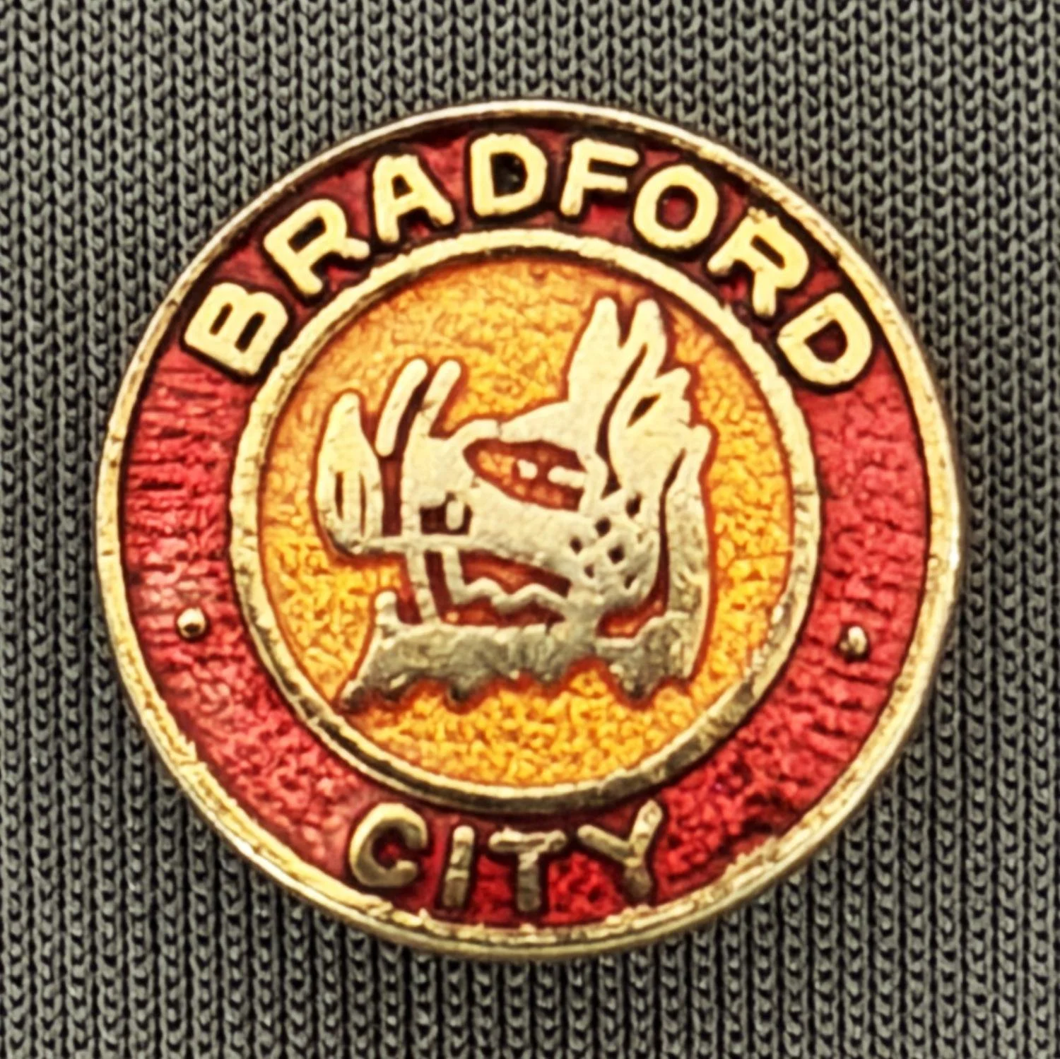Reference Number: BCBOH007
Size: D 16.4 mm
Pin Type: Brooch Pin
Plating: Gold
Value: £10
Manufacturer: Not Known
Comments: Boars Head, Large Head Version