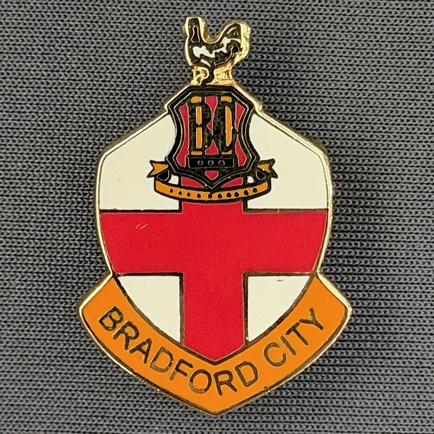 Reference Number: BCFLA048
Size: H 26 mm x W 18.2 mm
Pin Type: Brooch Pin
Plating: Gold
Value: £6
Manufacturer: Unknown
Comments: St. George's Shield, City Crest, Amber Version