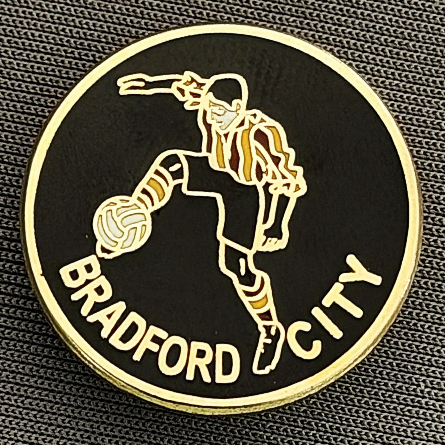 Reference Number: BCBCFC088
Size: D 22.1 mm
Pin Type: Brooch Pin
Plating: Gold
Value: £4
Manufacturer: Unknown
Comments: Bradford City Footballer Black Version