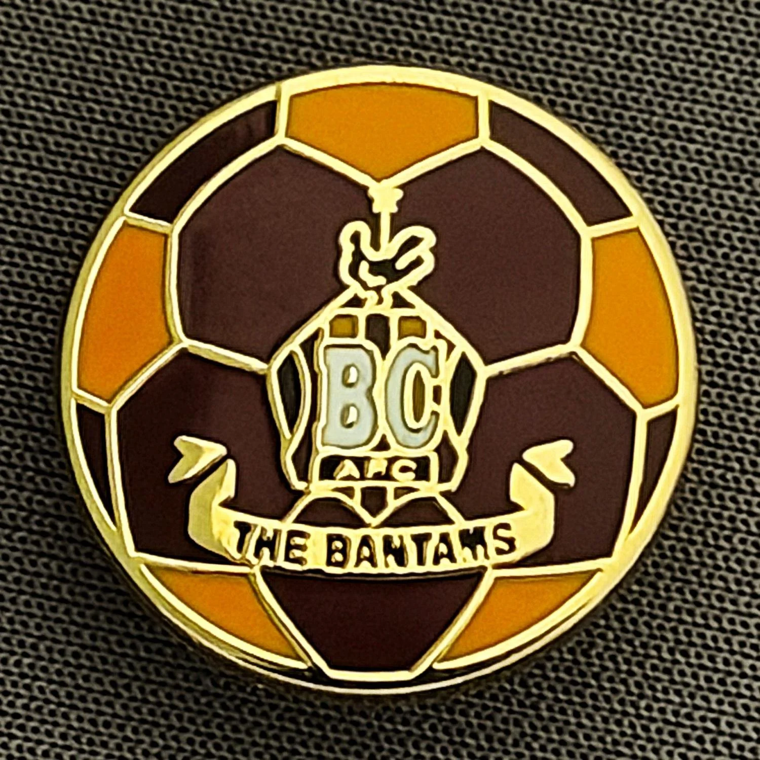 Reference Number: BCC&L112
Size: D 18.4 mm
Pin Type: Brooch Pin
Plating: Gold
Value: £6
Manufacturer: Unknown
Comments: Claret & Amber Ball, City Crest