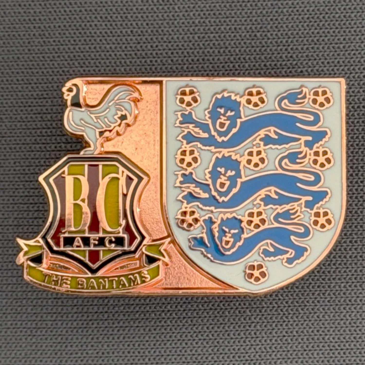 Reference Number: BCFLA037
Size: H 17 mm x W 25 mm
Pin Type: Metal Clutch
Plating: Copper
Value: £6
Manufacturer: Not Known
Comments: City & England 3 Lions Crest