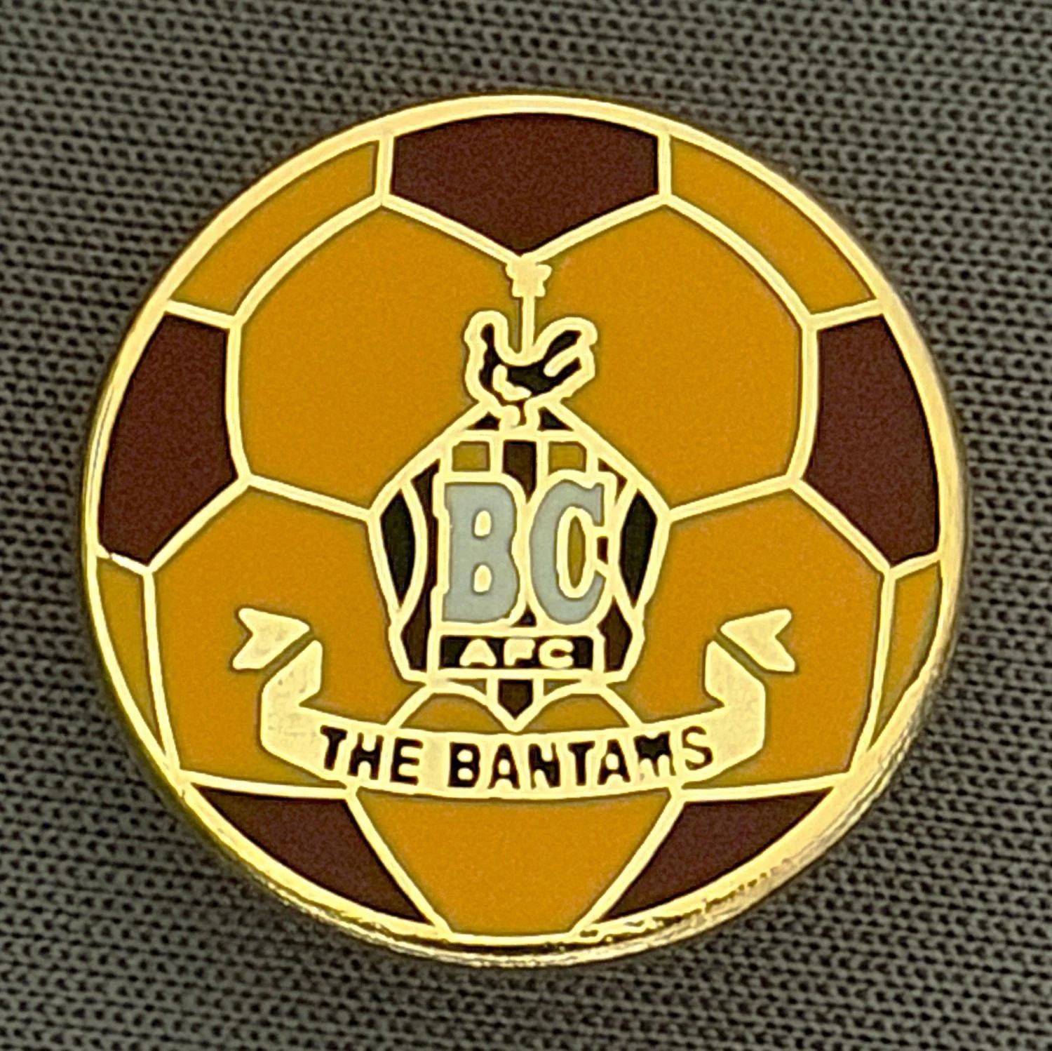 Reference Number: BCC&L113
Size: D 18.4 mm
Pin Type: Brooch Pin
Plating: Gold
Value: £6
Manufacturer: Unknown
Comments: Amber & Claret Ball, City Crest