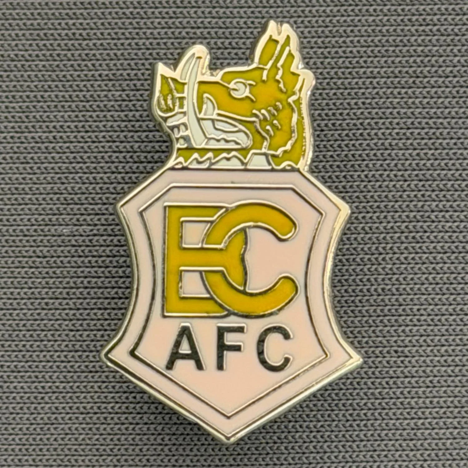 Reference Number: BCBOH077
Size: H 24.1 mm x W 14.9 mm
Pin Type: Brooch Pin
Plating: Silver
Value: £6
Manufacturer: Unknown
Comments: Pink & Amber Boar's Head Shield
