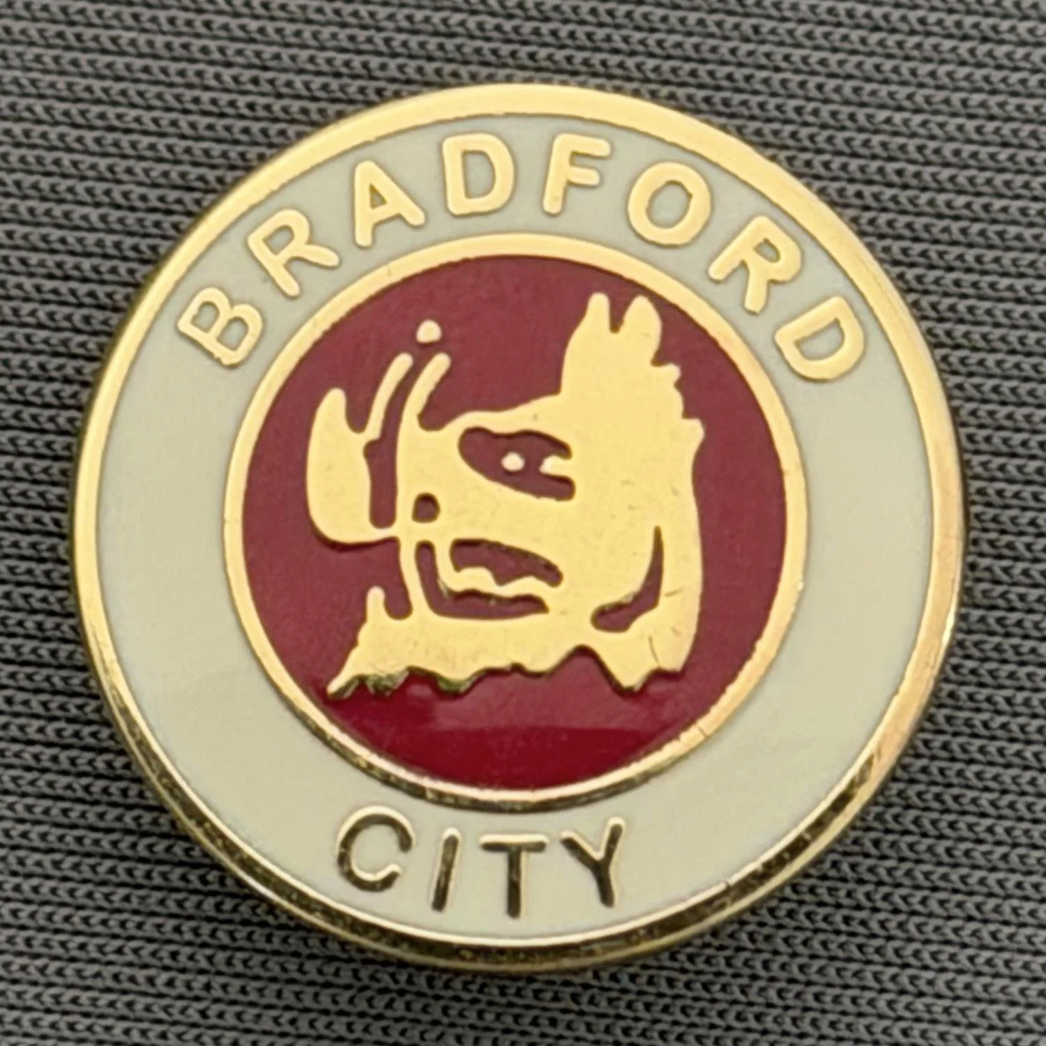 Reference Number: BCBOH073
Size: D 20 mm
Pin Type: Brooch Pin
Plating: Gold
Value: £6
Manufacturer: Unknown
Comments: Circular Boar's Head White & Claret