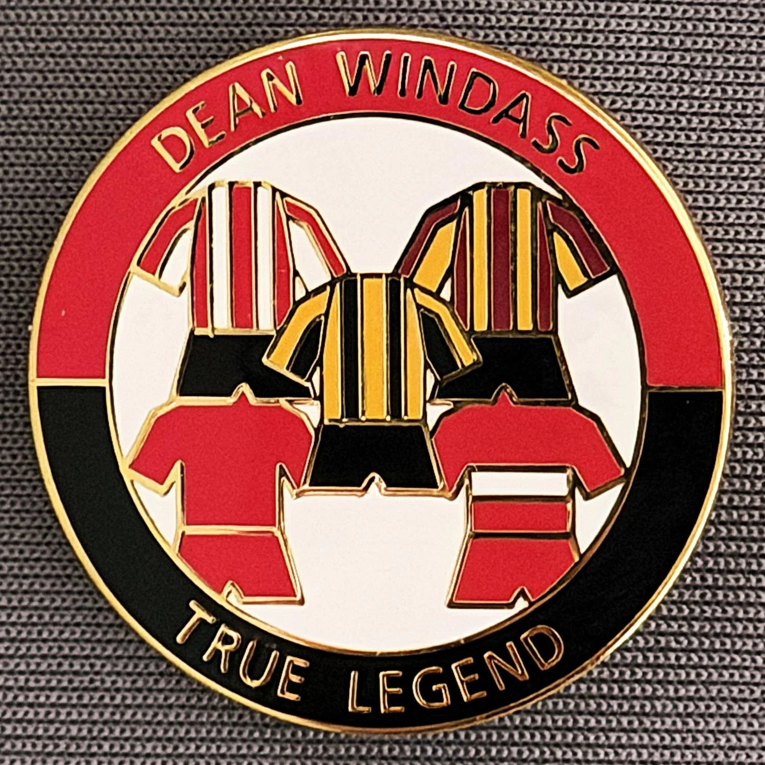 Reference Number: BCUN032
Size: D 26 mm
Pin Type: Brooch Pin
Plating: Gold
Value: £6
Manufacturer: Unknown
Comments: Dean Windass True Legend, Limited Edition 25, Red & Black, Gold Version