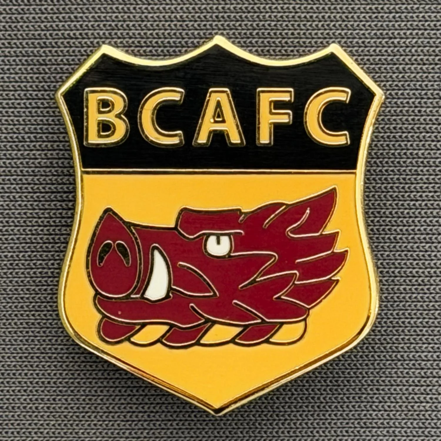 Reference Number: BCBOH053
Size: H 26.3 x W 22.9 mm
Pin Type: Brooch Pin
Plating: Gold
Value: £8
Manufacturer: Paraders
Comments: Claret Boar's Head in Amber & Black Shield