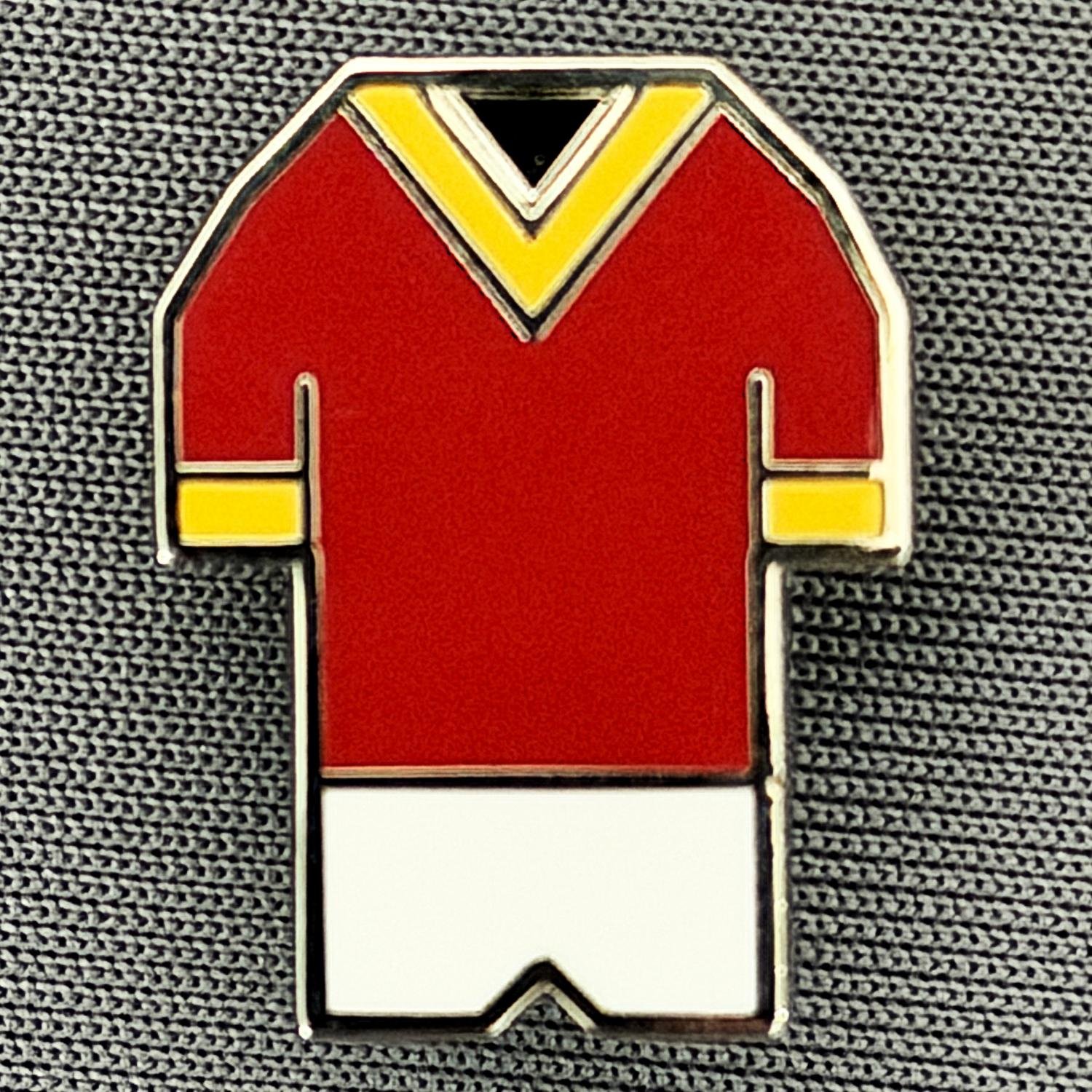 Reference Number: BCKIT049
Size: H 20 mm x W 15.4 mm
Pin Type: Brooch Pin
Plating: Silver
Value: £6
Manufacturer: Paraders
Comments: 1953/56 Kit ?