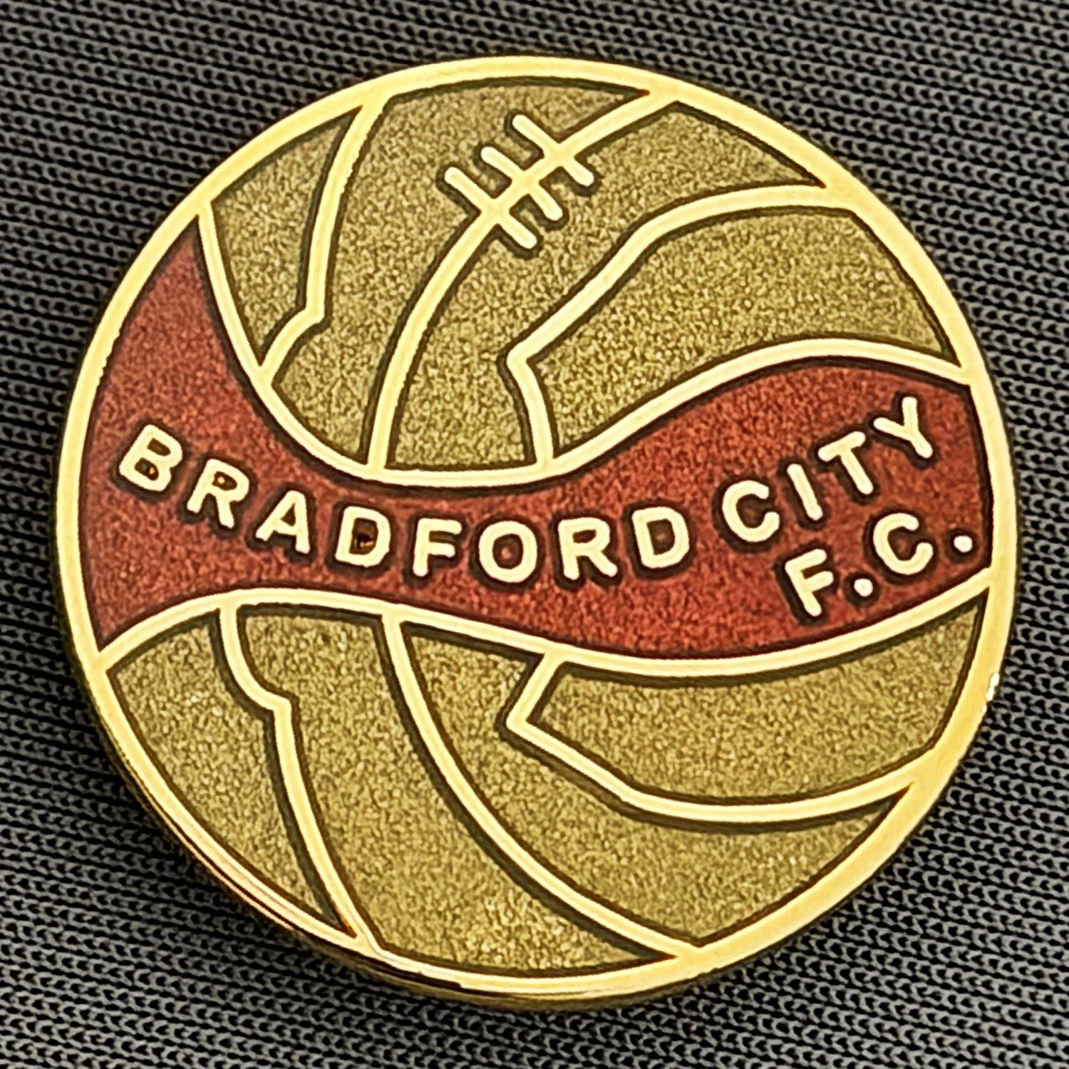 Reference Number: BCBCFC051
Size: D 25 mm
Pin Type: Brooch Pin
Plating: Gold
Value: £6
Manufacturer: Paraders
Comments: Gold & Claret Miller Ball Type Reproduction