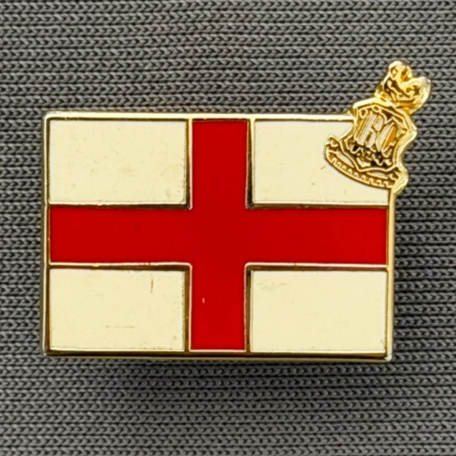 Reference Number: BCFLA014
Size: H 15 mm x W 19 mm
Pin Type: Brooch Pin
Plating: Gold
Value: £6
Manufacturer: Not Known
Comments: St George Flag & Tiny City Logo