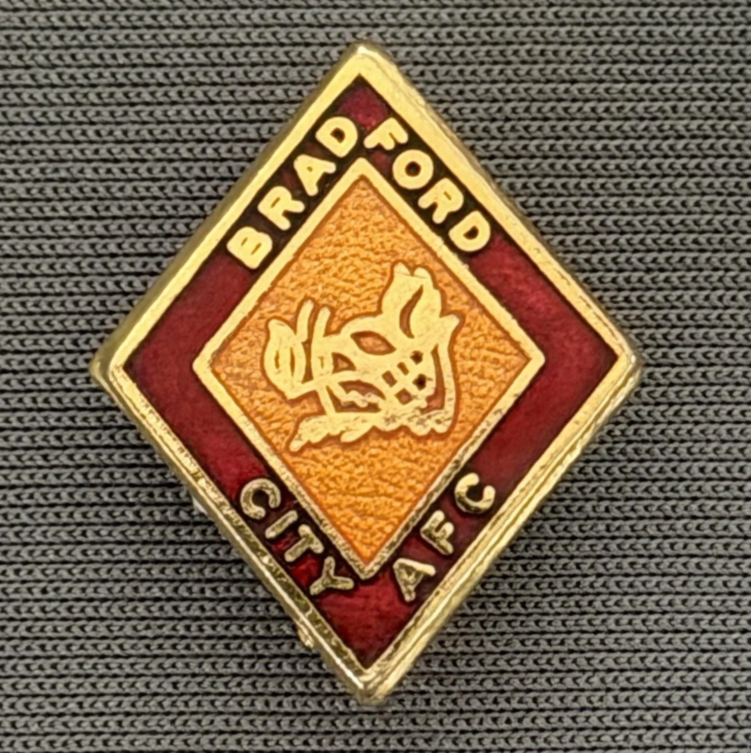 Reference Number: BCBOH022
Size: H 20.7 mm x W 17 mm
Pin Type: Brooch Pin
Plating: Gold
Value: £8
Manufacturer: Not Known
Comments: Boar's Head Diamond Claret & Amber