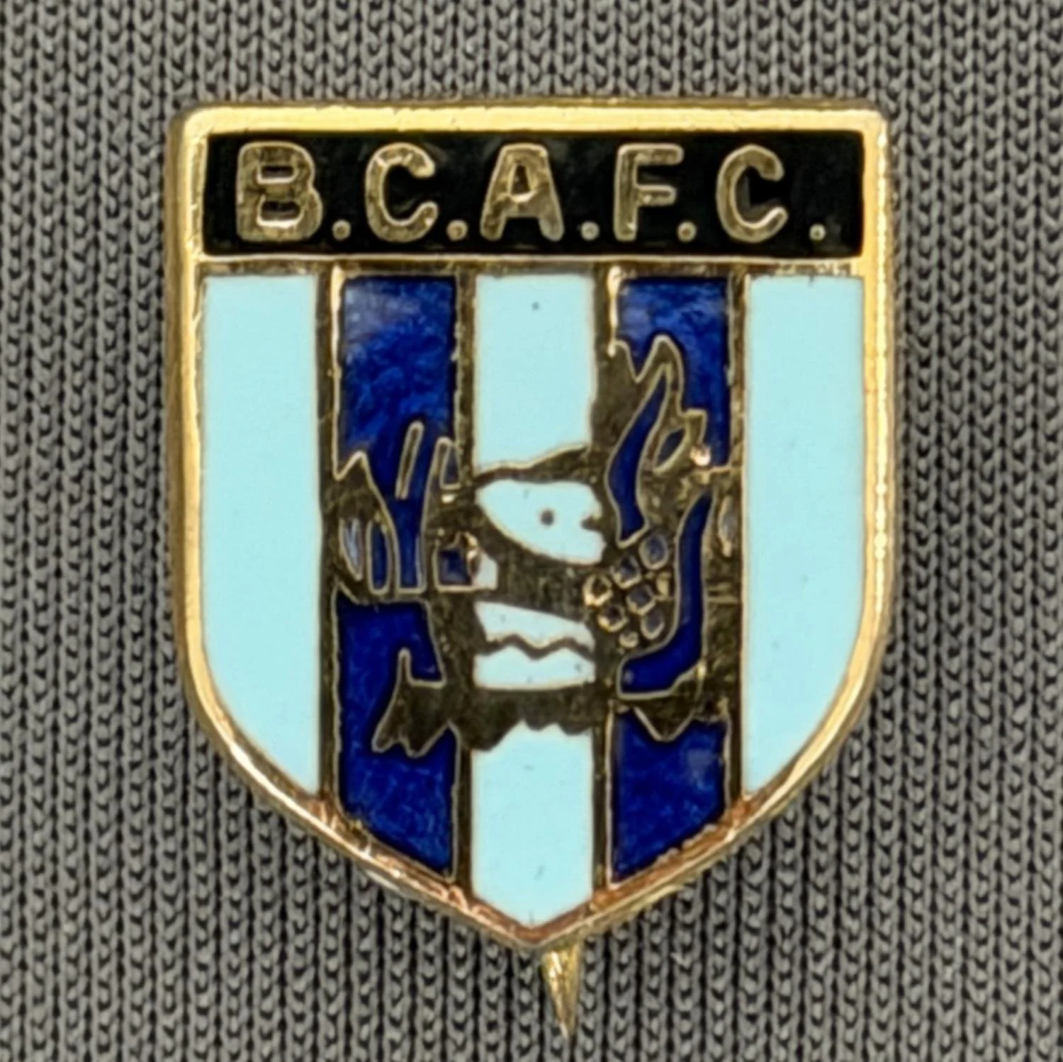 Reference Number: BCBOH017
Size: H 15.8 mm x W 13.2 mm
Pin Type: Brooch Pin
Plating: Gold
Value: £15
Manufacturer: Not Known
Comments: Boar's Head Shield 2 Blues