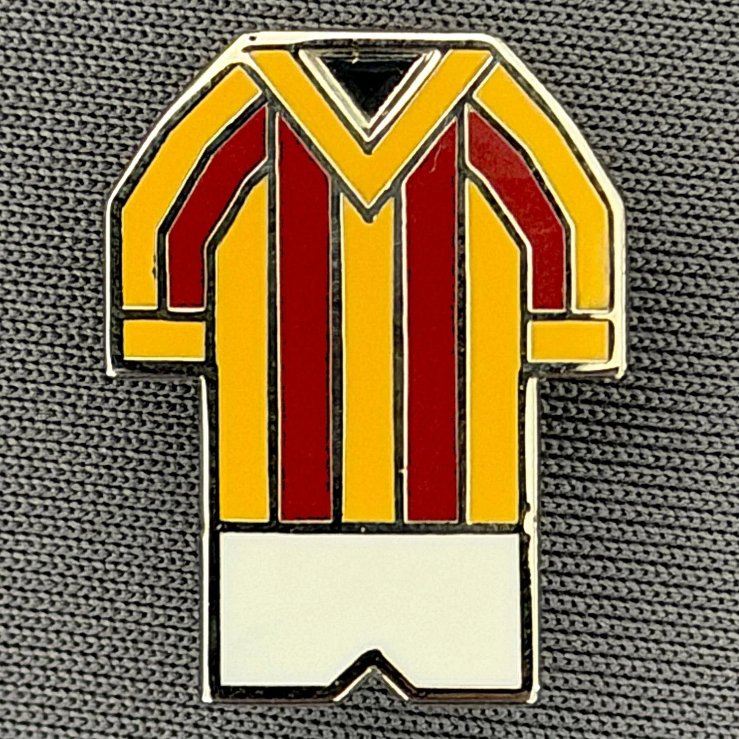 Reference Number: BCKIT048
Size: H 20 mm x W 15.4 mm
Pin Type: Brooch Pin
Plating: Silver
Value: £6
Manufacturer: Paraders
Comments: Unsure 