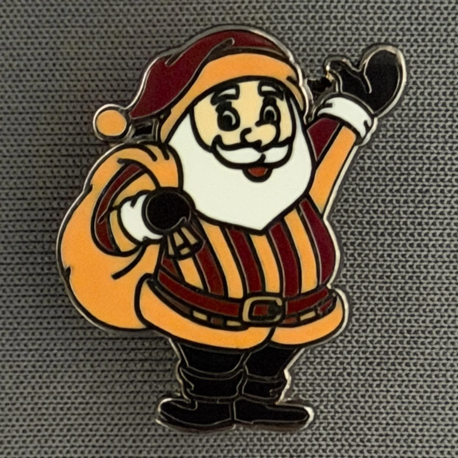 Reference Number: BCCTN050
Size: H 22.5 mm x W 22.5 mm
Pin Type: Brooch Pin
Plating: Black Nickel
Value: £6
Manufacturer: Unknown
Comments: City Santa 