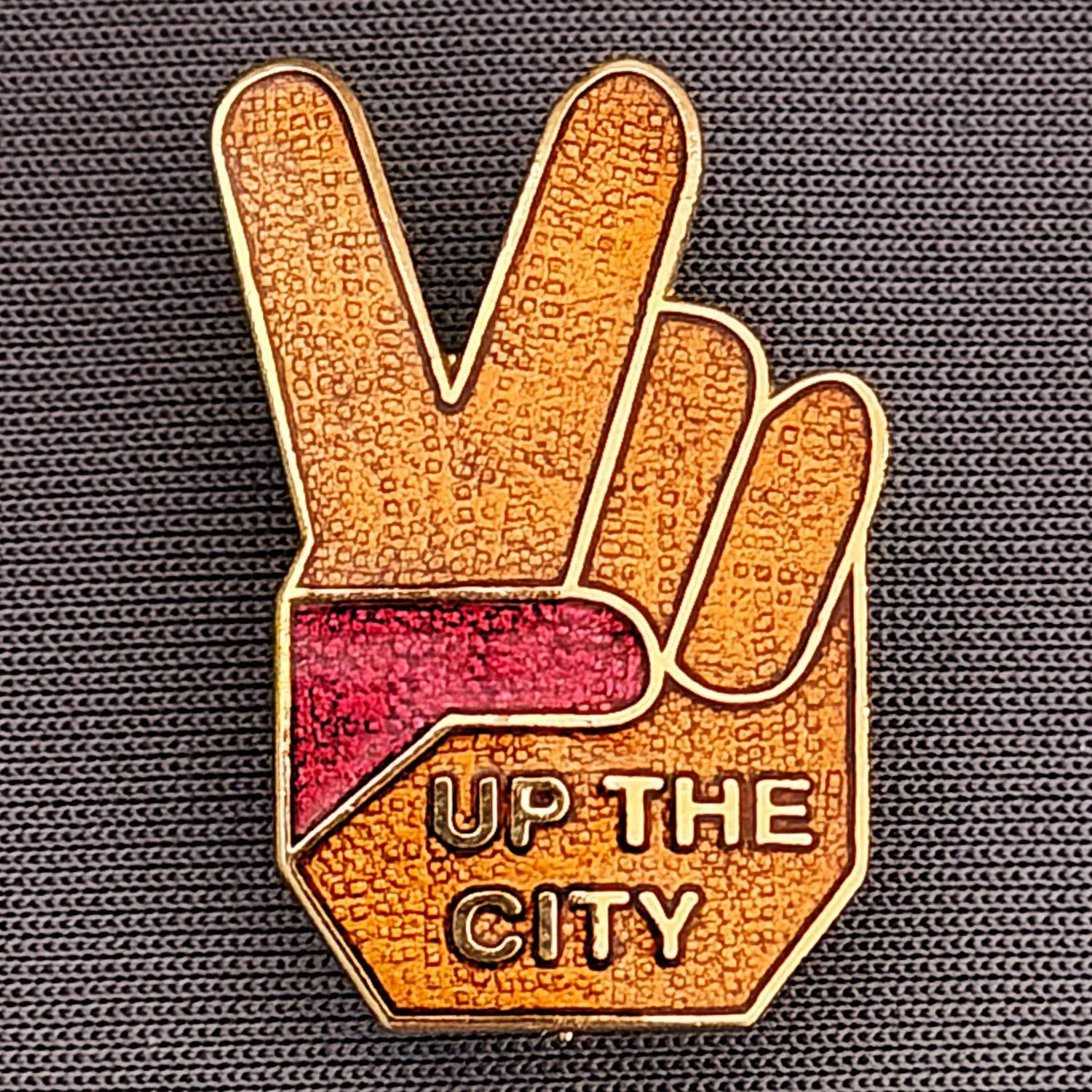 Reference Number: BCBCFC005
Size: H 25.7 mm x W 18 mm
Pin Type: Brooch Pin
Plating: Gold
Value: £12
Manufacturer: AKP Designs
Comments: Up The City, Amber & Claret Version