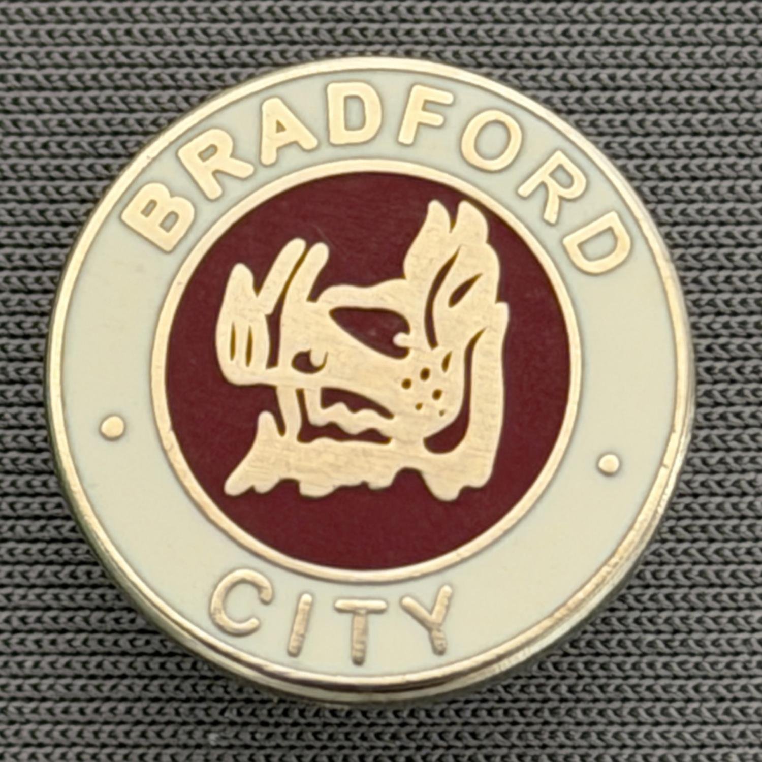 Reference Number: BCBOH080
Size: D 16.6 mm
Pin Type: Brooch Pin
Plating: Silver
Value: £6
Manufacturer: Unknown
Comments: Circular Boar's Head Claret & White