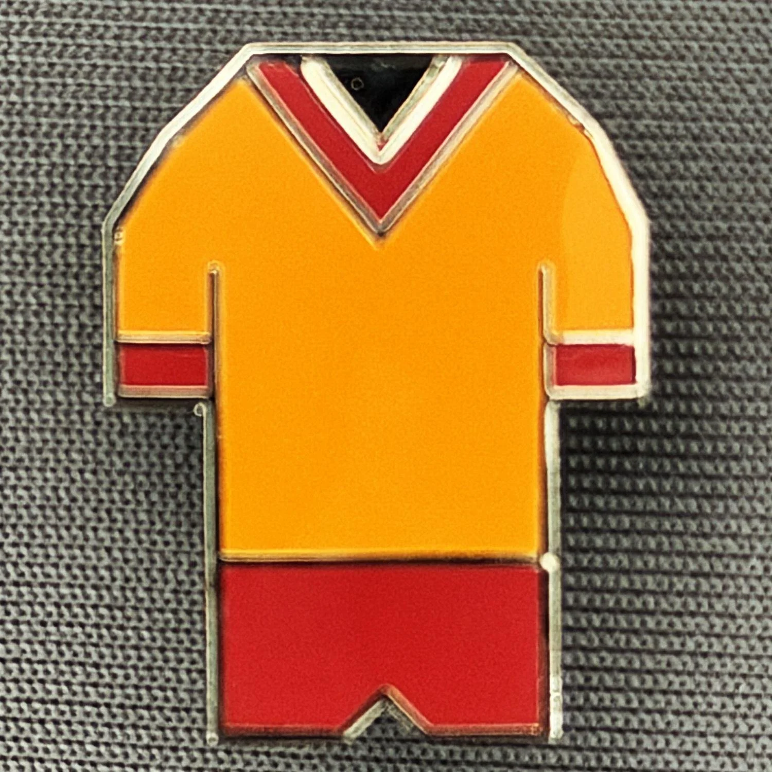 Reference Number: BCKIT058
Size: H 20 mm x W 15.6 mm
Pin Type: Brooch Pin
Plating: Silver
Value: £6
Manufacturer: Paraders
Comments: Unsure 
