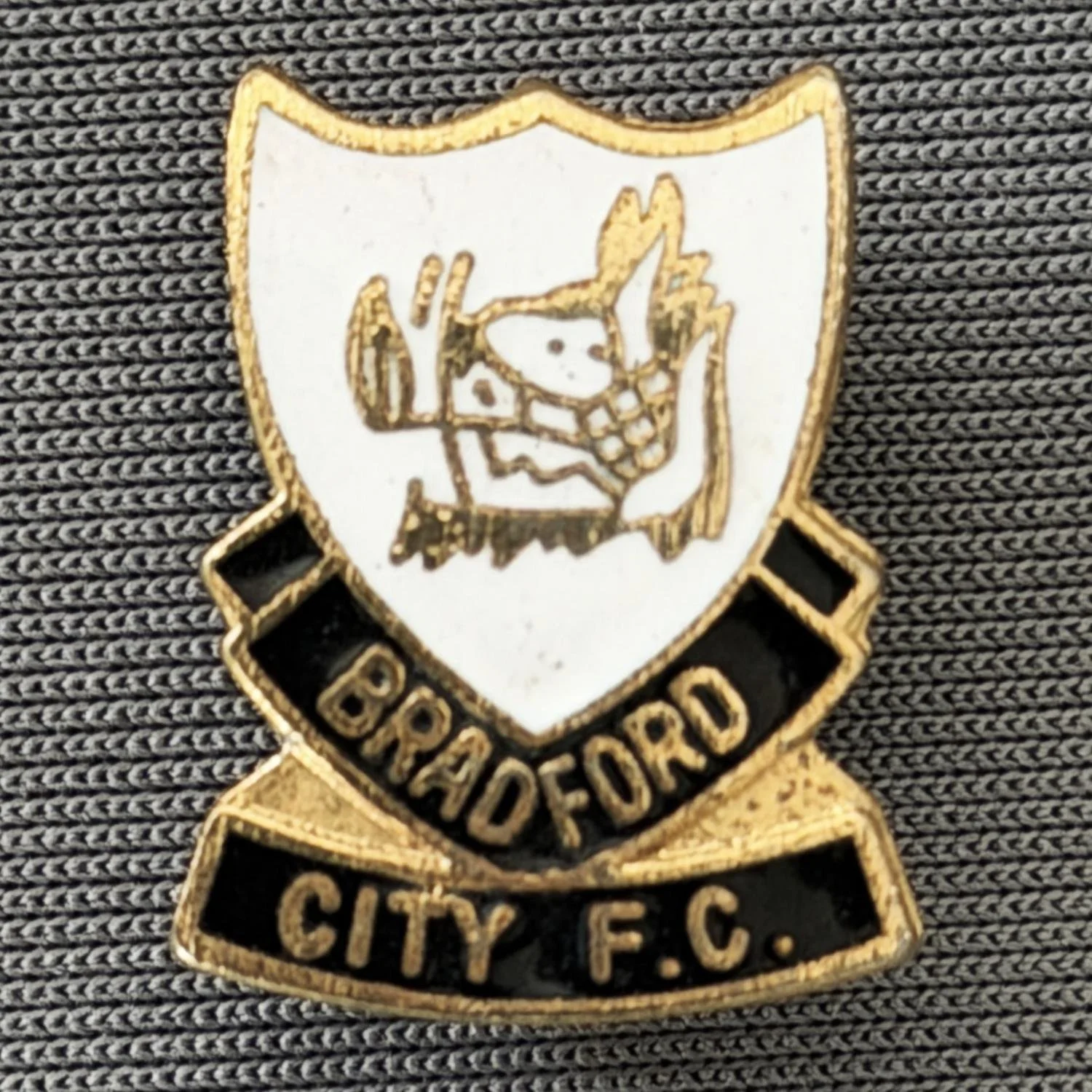 Reference Number: BCBOH029
Size: H 18.8 mm x W 14.4 mm
Pin Type: Brooch Pin
Plating: Gold
Value: £8
Manufacturer: Not Known
Comments: Boar's Head Shield Black & White