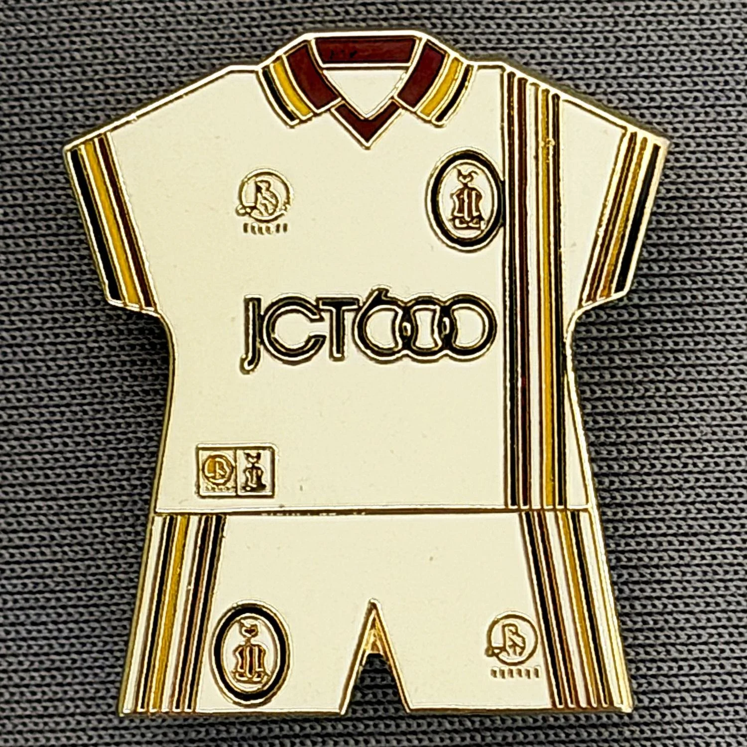 Reference Number: BCKIT017
Size: H 25.3 mm x W 22.2 mm
Pin Type: Brooch Pin
Plating: Gold
Value: £6
Manufacturer: Unknown
Comments: 1998/99 Away Kit