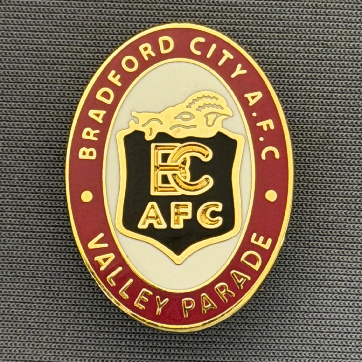 Reference Number: BCBOH048
Size: H 28.4 x W 21 mm
Pin Type: Brooch Pin
Plating: Gold
Value: £8
Manufacturer: Paraders
Comments: Boar's Head Shield in Red & White Surround