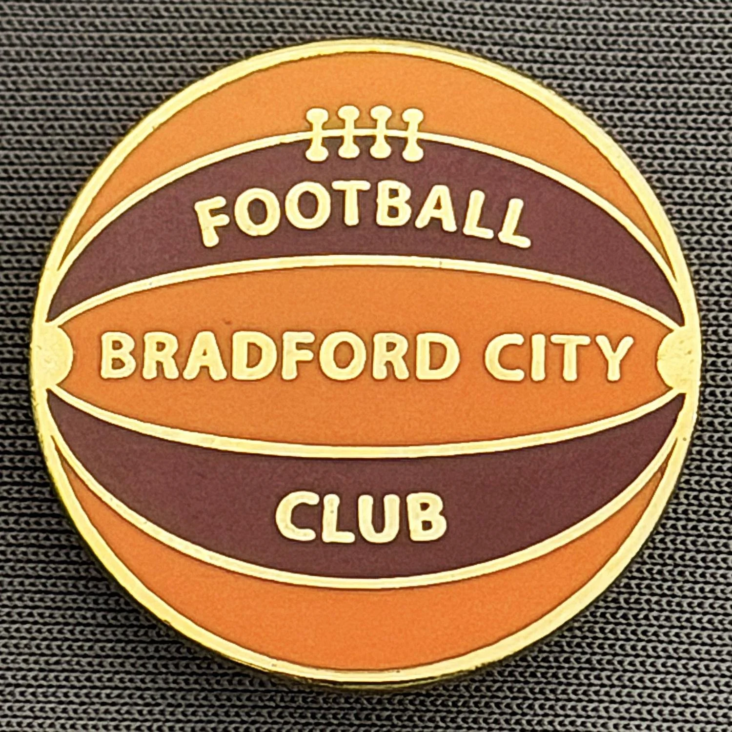 Reference Number: BCBCFC054
Size: D 25 mm
Pin Type: Brooch Pin
Plating: Gold
Value: £6
Manufacturer: Paraders
Comments: Amber & Claret Bradford City Ball