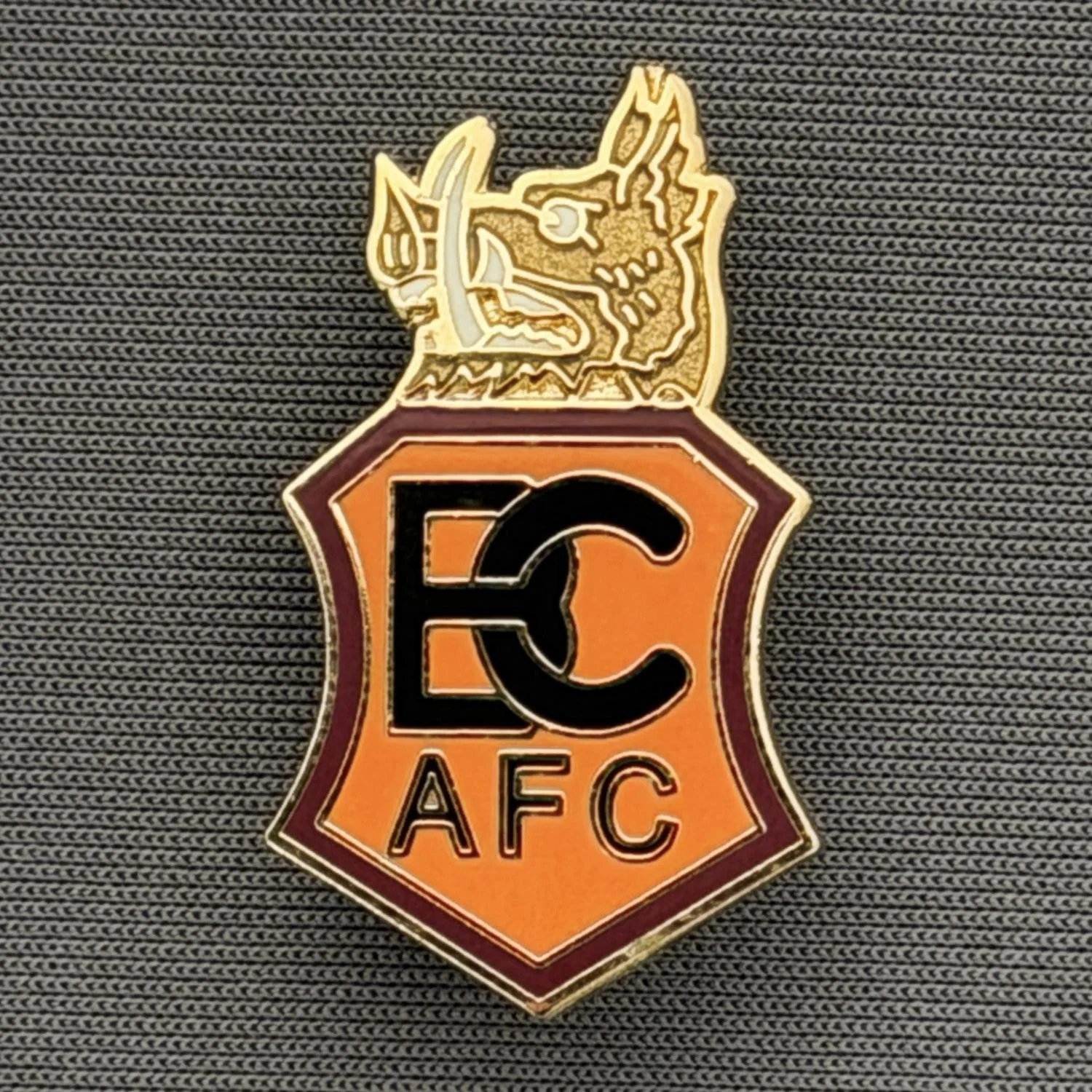 Reference Number: BCBOH043
Size: H 30.3 x W 17.5 mm
Pin Type: Brooch Pin
Plating: Gold
Value: £8
Manufacturer: Paraders
Comments: Classic Boar's Head Shield Black Lettering