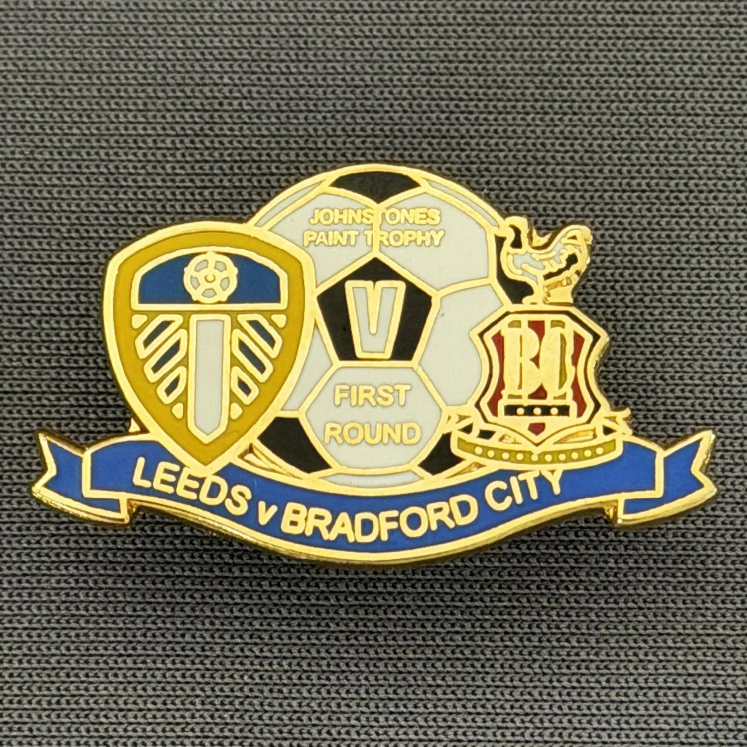Reference Number: BCOFIX144
Size: H 17.3 mm x W 28.2 mm
Pin Type: Brooch Pin
Plating: Gold
Value: £5
Manufacturer: Unknown
Comments: Leeds v Bradford City Johnstones Paint Trophy First Round, Blue Version 