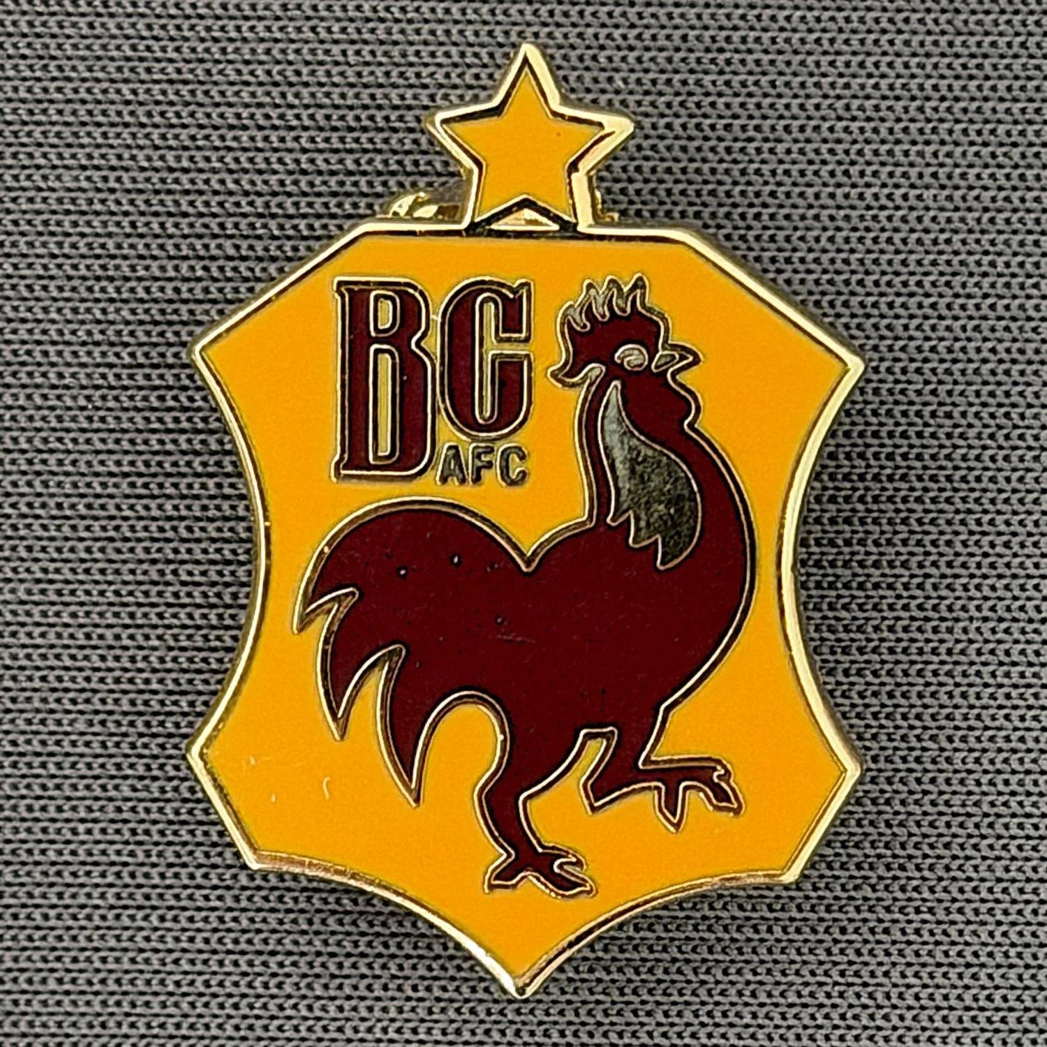 Reference Number: BCBAN036
Size: H 25.9 mm x W 18.4 mm
Pin Type: Brooch Pin
Plating: Gold
Value: £6
Manufacturer: Unknown
Comments: Amber & Claret, Bantam Crest Shield