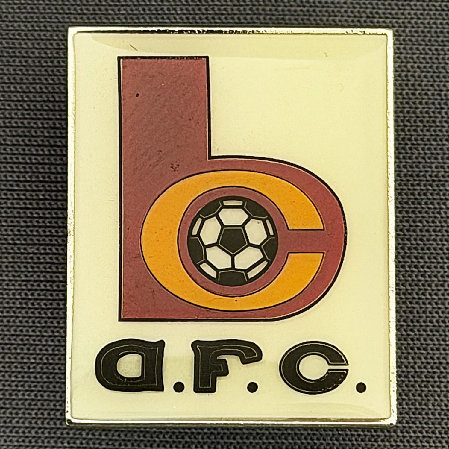 Reference Number: BCC&L161
Size: H 25.2 mm x 20.2 mm
Pin Type: Metal Clutch
Plating: Silver
Value: £6
Manufacturer: Bradford City Shop
Comments: BC Crest Plastic Dome