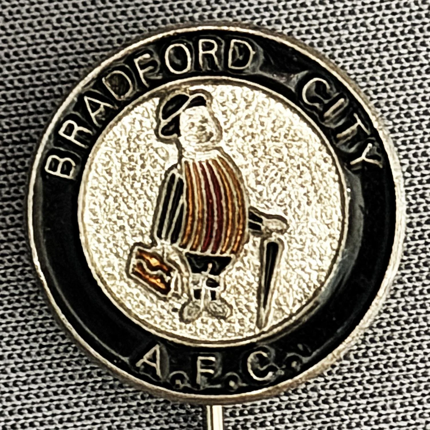 Reference Number: BCGEN011
Size: D 16.3 mm
Pin Type: Stick Pin
Plating: Silver
Value: £20
Manufacturer: Unknown
Comments: Circular Stick Pin City Gent