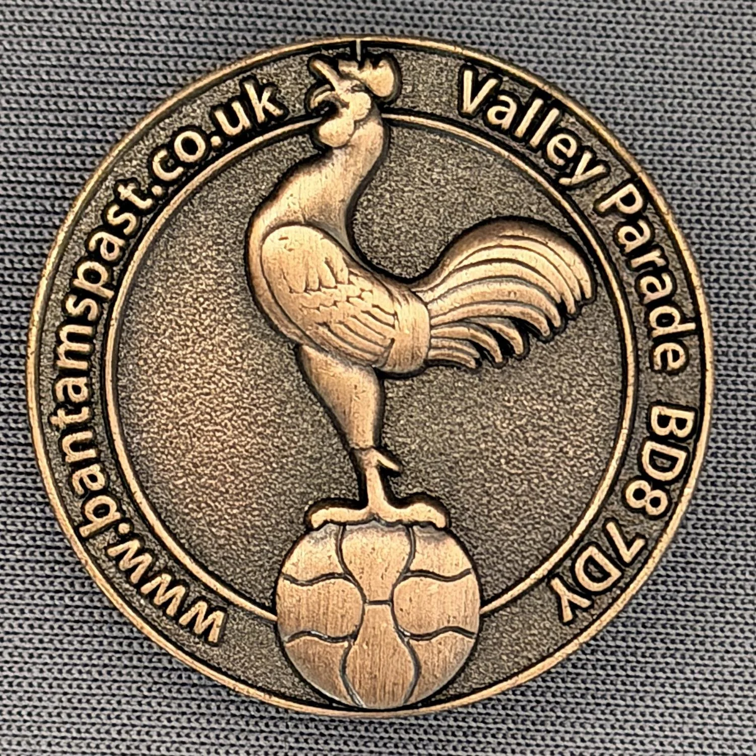 Reference Number: BCBAN017
Size: D 27.9 mm
Pin Type: Brooch Pin
Plating: Gold
Value: £8
Manufacturer: Paraders
Comments: Antique Gold Bantam Crest