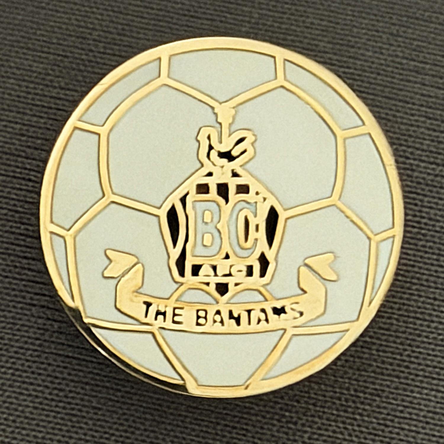Reference Number: BCC&L115
Size: D 18.4 mm
Pin Type: Brooch Pin
Plating: Gold
Value: £6
Manufacturer: Unknown
Comments: White Ball, City Crest
