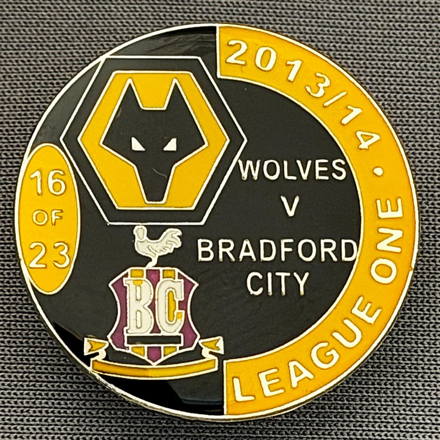 Reference Number: BCOFIX096
Size: D 26 mm 
Pin Type: Brooch Pin
Plating: Silver
Value: £4
Manufacturer: Unknown
Comments: Wolves v Bradford City League One 2013/14, Black & Gold Version