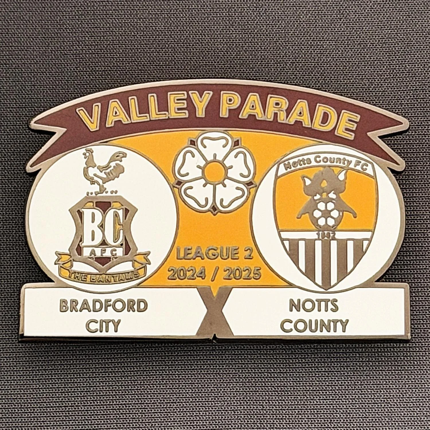 Reference Number: BCFIX437
Size: H 34.3 mm x W 50 mm
Pin Type: Brooch Pin
Plating: Black Nickel
Value: £5
Manufacturer: Unknown
Comments: Bradford City v Notts County 2024/25.
