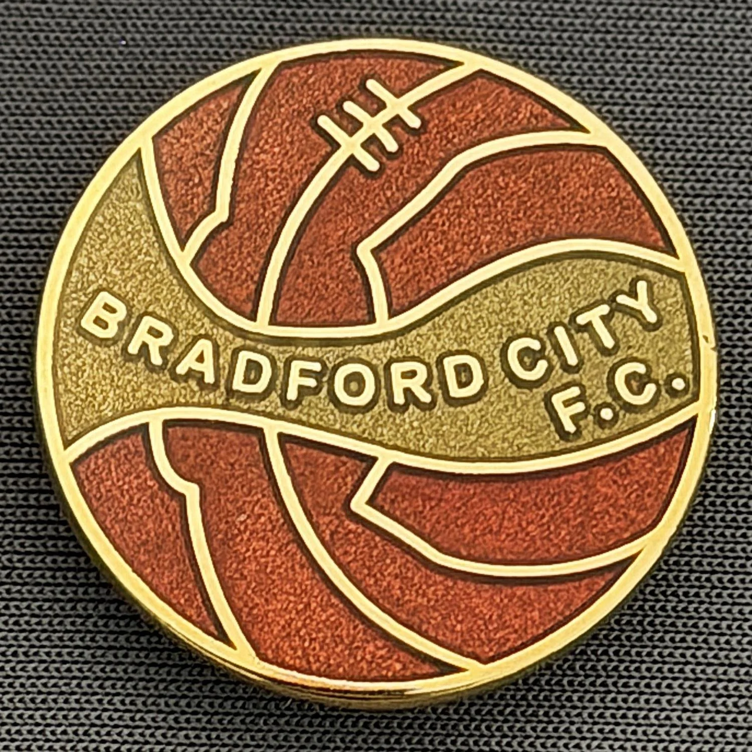 Reference Number: BCBCFC050
Size: D 25 mm
Pin Type: Brooch Pin
Plating: Gold
Value: £6
Manufacturer: Paraders
Comments: Claret & Gold Miller Ball Type Reproduction