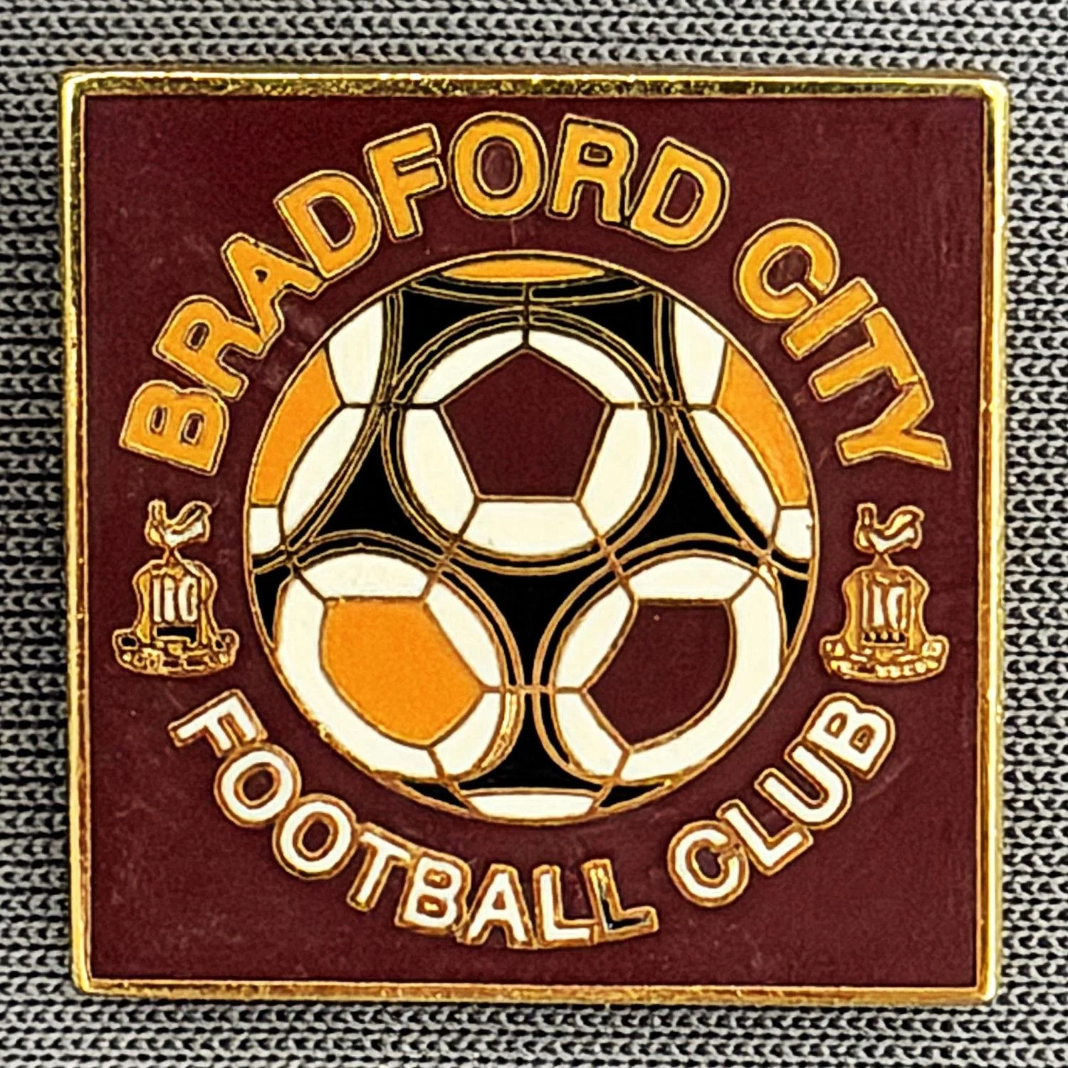 Reference Number: BCBCFC020
Size: H 20.3 mm x W 20.3 mm
Pin Type: Brooch Pin
Plating: Gold
Value: £6
Manufacturer: Unknown
Comments: Bradford City Football Club Ball, Claret Version