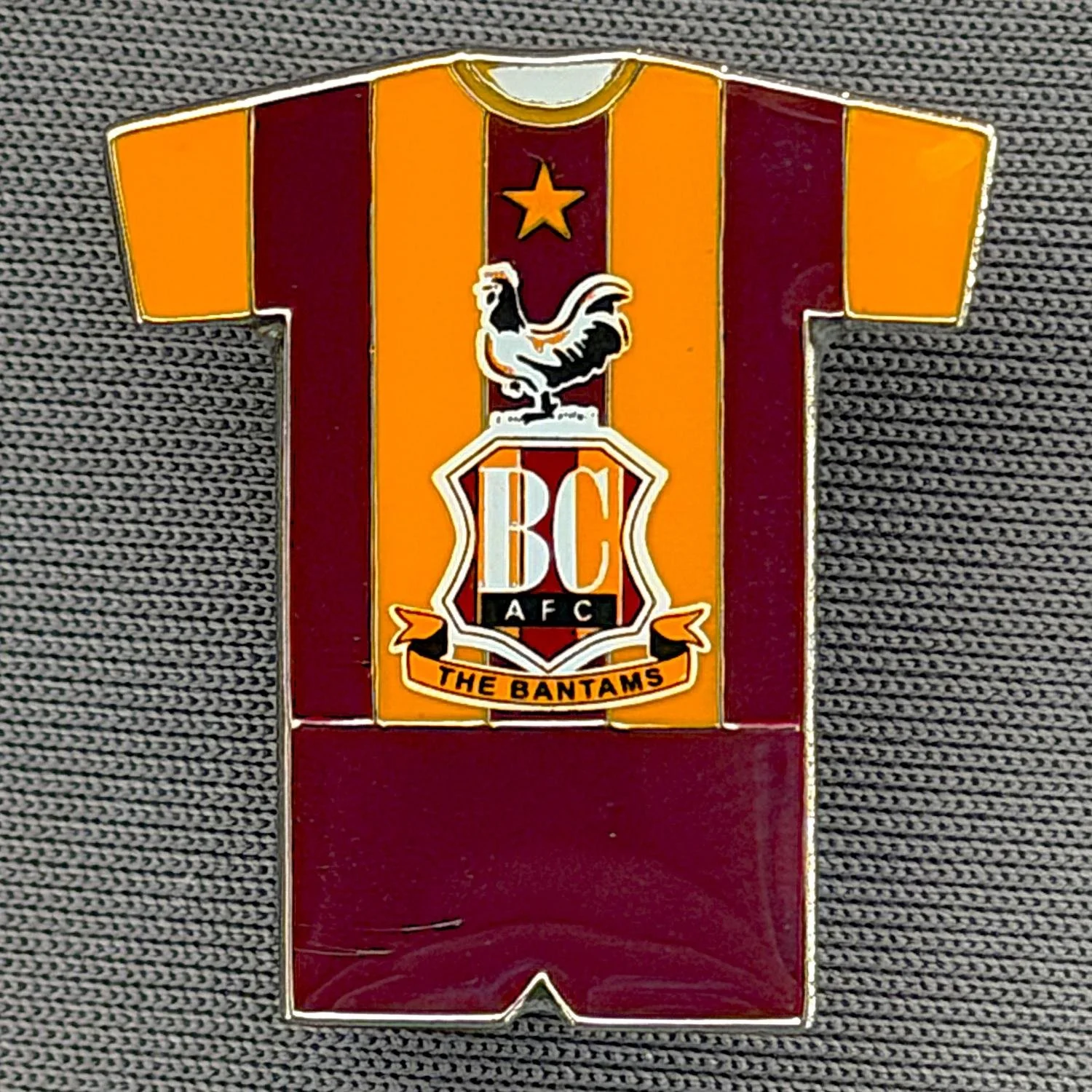 Reference Number: BCKIT089
Size: H 24.8 mm x W 22.4 mm
Pin Type: Metal Clutch
Plating: Silver
Value: £6
Manufacturer: Bradford City Shop
Comments: Generic City Shirt
