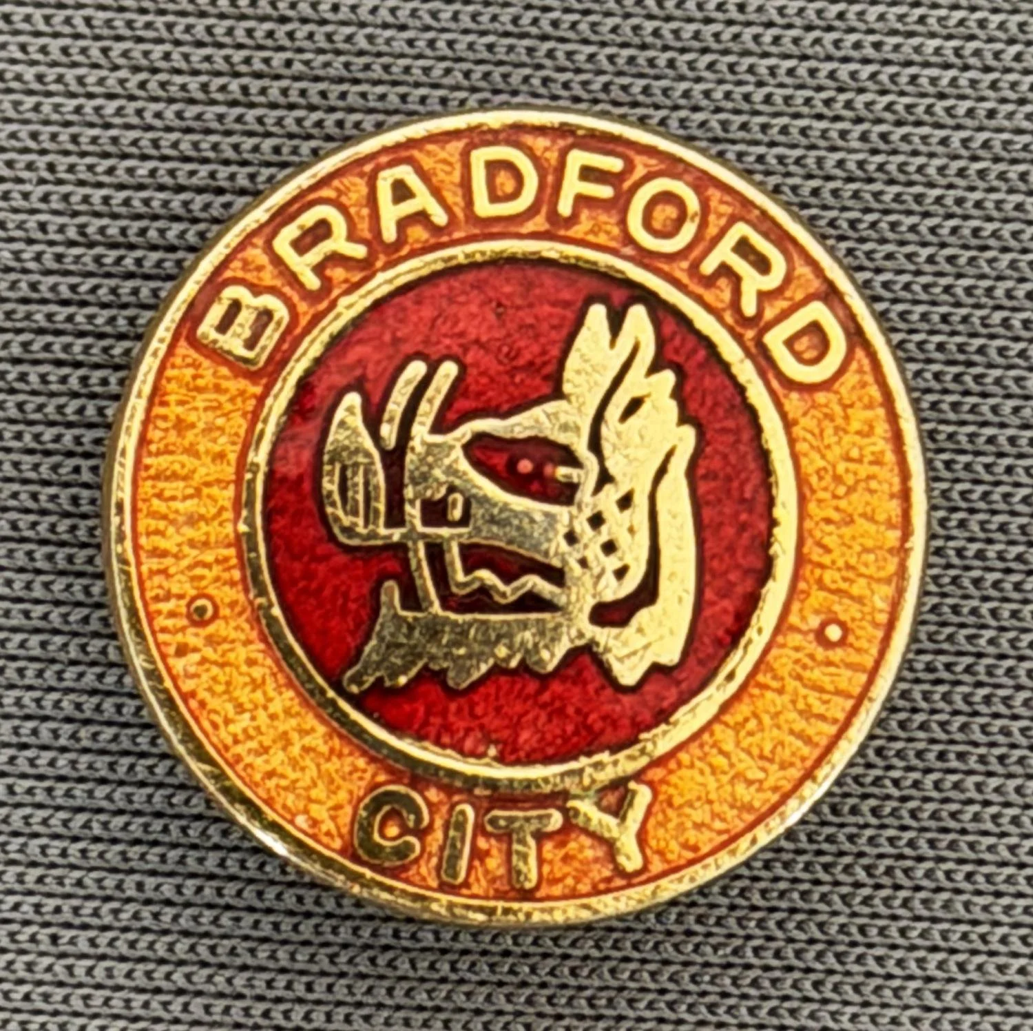 Reference Number: BCBOH008
Size: D 16.4 mm
Pin Type: Brooch Pin
Plating: Gold
Value: £10
Manufacturer: Not Known
Comments: Boars Head, Large Head Version