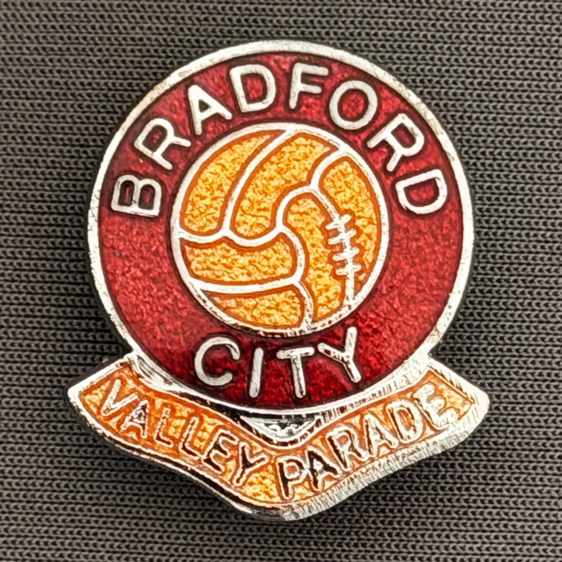 Reference Number: BCVP001
Size: H 24.3 mm x W 21.3 mm
Pin Type: Brooch Pin
Plating: Silver
Value: £20
Manufacturer: Gomm
Comments: Gomm Ball Bradford City Valley Parade