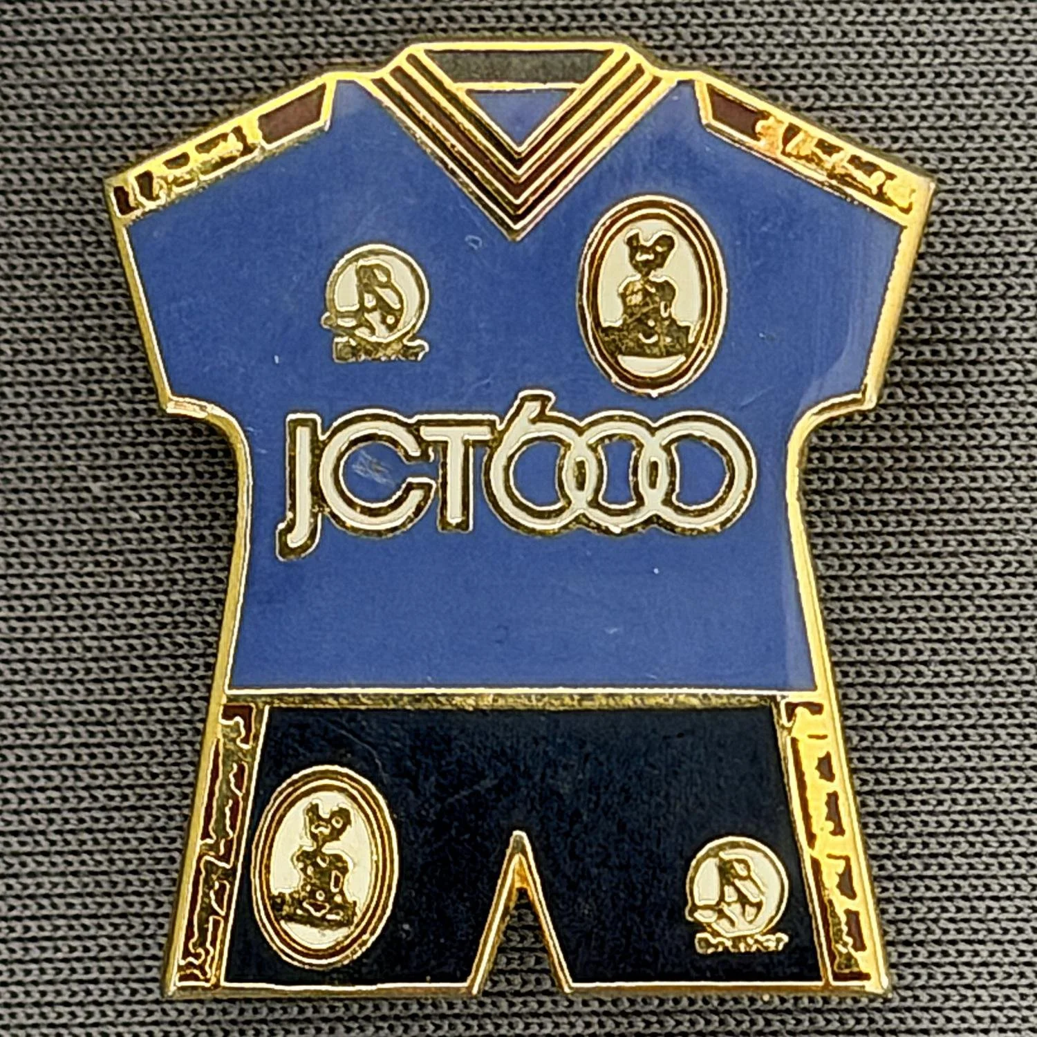 Reference Number: BCKIT016
Size: H 25.1 mm x W 22.1 mm
Pin Type: Brooch Pin
Plating: Gold
Value: £6
Manufacturer: Unknown
Comments: 1997/98 Away Kit