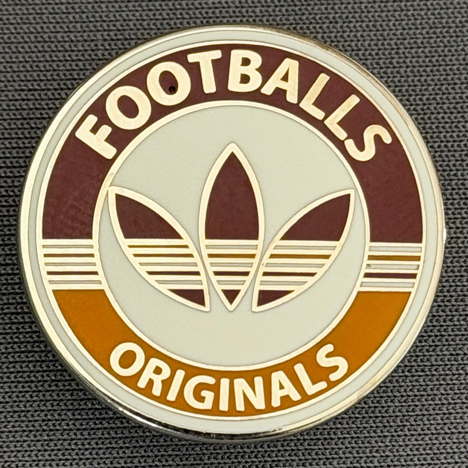 Reference Number: BCUN064
Size: D 25.2 mm
Pin Type: Metal Clutch
Plating: Silver
Value: £6
Manufacturer: Unknown
Comments: Claret , Amber & White Football Originals