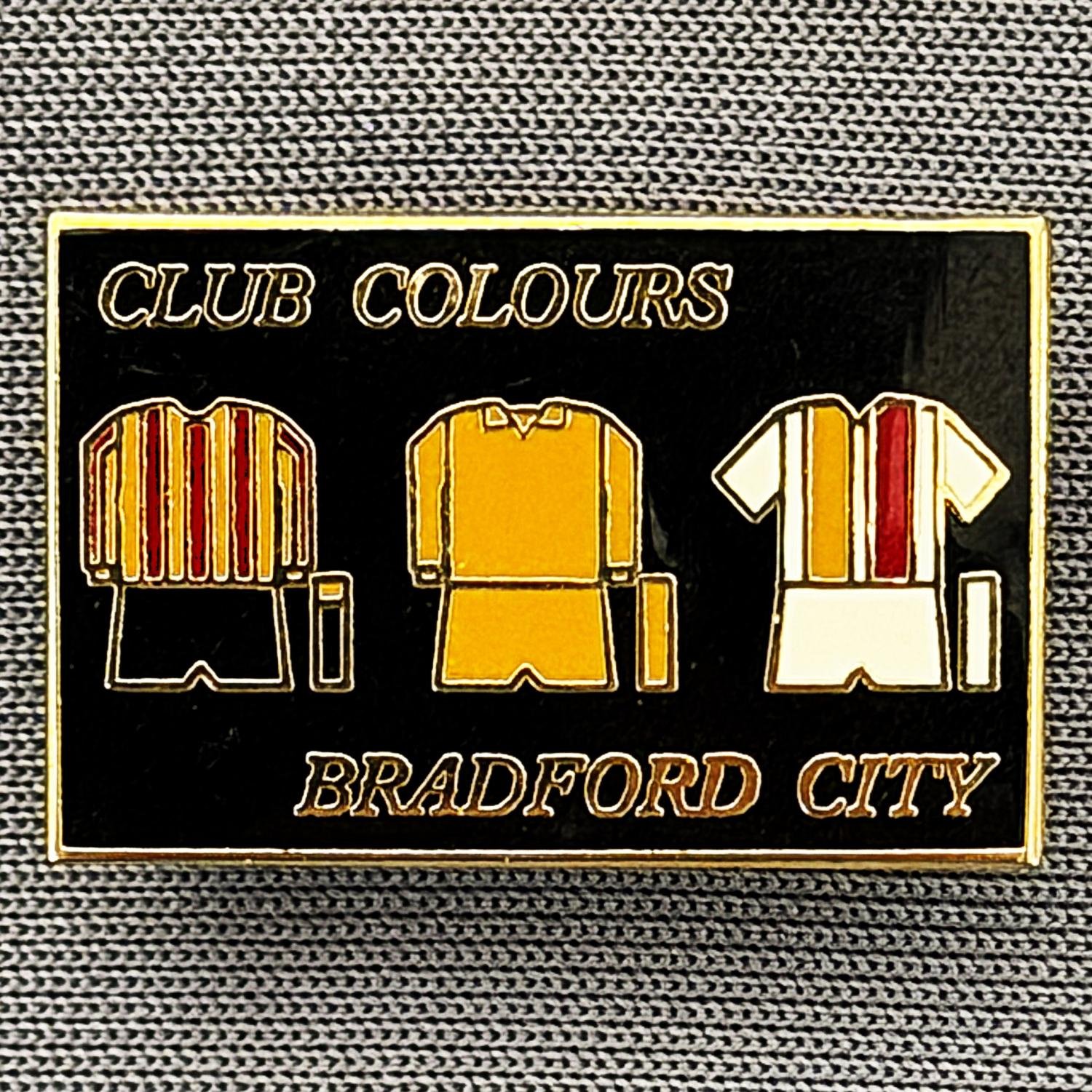 Reference Number: BCKIT069
Size: H 14.3 mm x W 21.9 mm
Pin Type: Brooch Pin
Plating: Gold
Value: £6
Manufacturer: Unknown
Comments: City Club Colours, Black Version