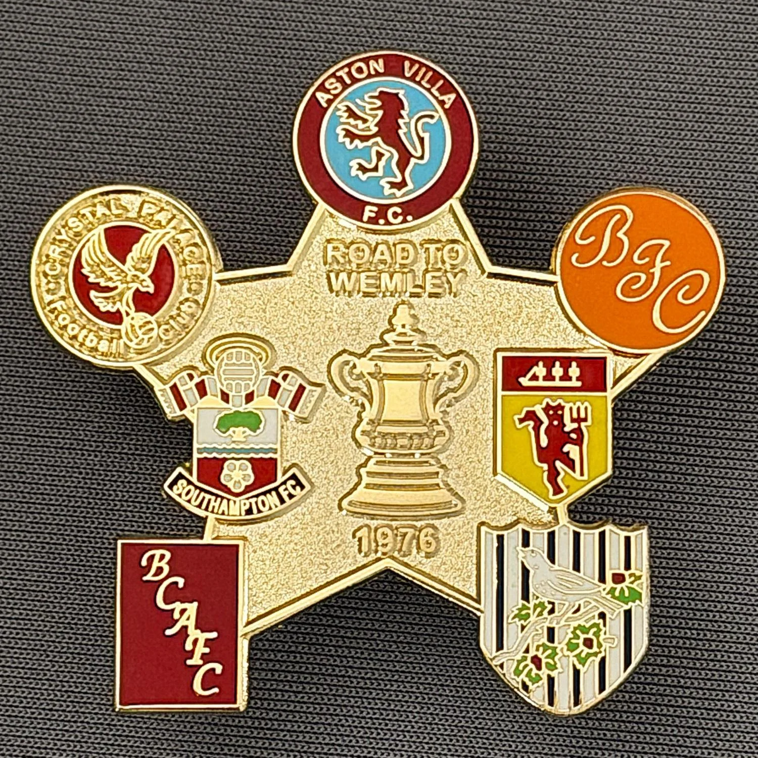 Reference Number: BCFAC049
Size: H 40.8 mm x W 42.1 mm
Pin Type: Double Metal Clutch
Plating: Gold
Value: £5
Manufacturer: Dan Lloyd
Comments: Road to Wembley 1976 Gold Version