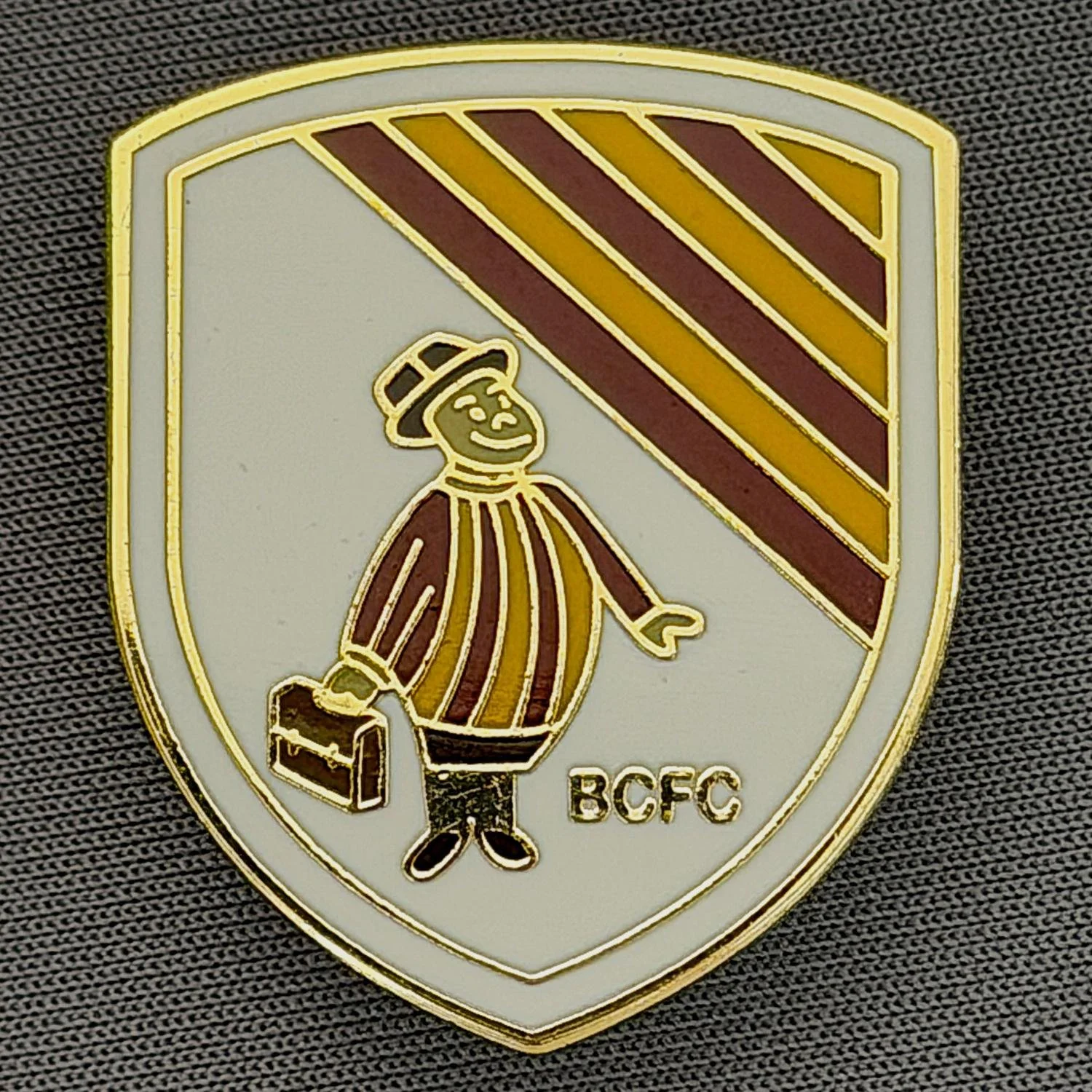 Reference Number: BCGEN115
Size: H 30.5 mm x W 25.7 mm
Pin Type: Brooch Pin
Plating: Gold
Value: £6
Manufacturer: Unknown
Comments: City Gent Shield, White, Larger Format 
