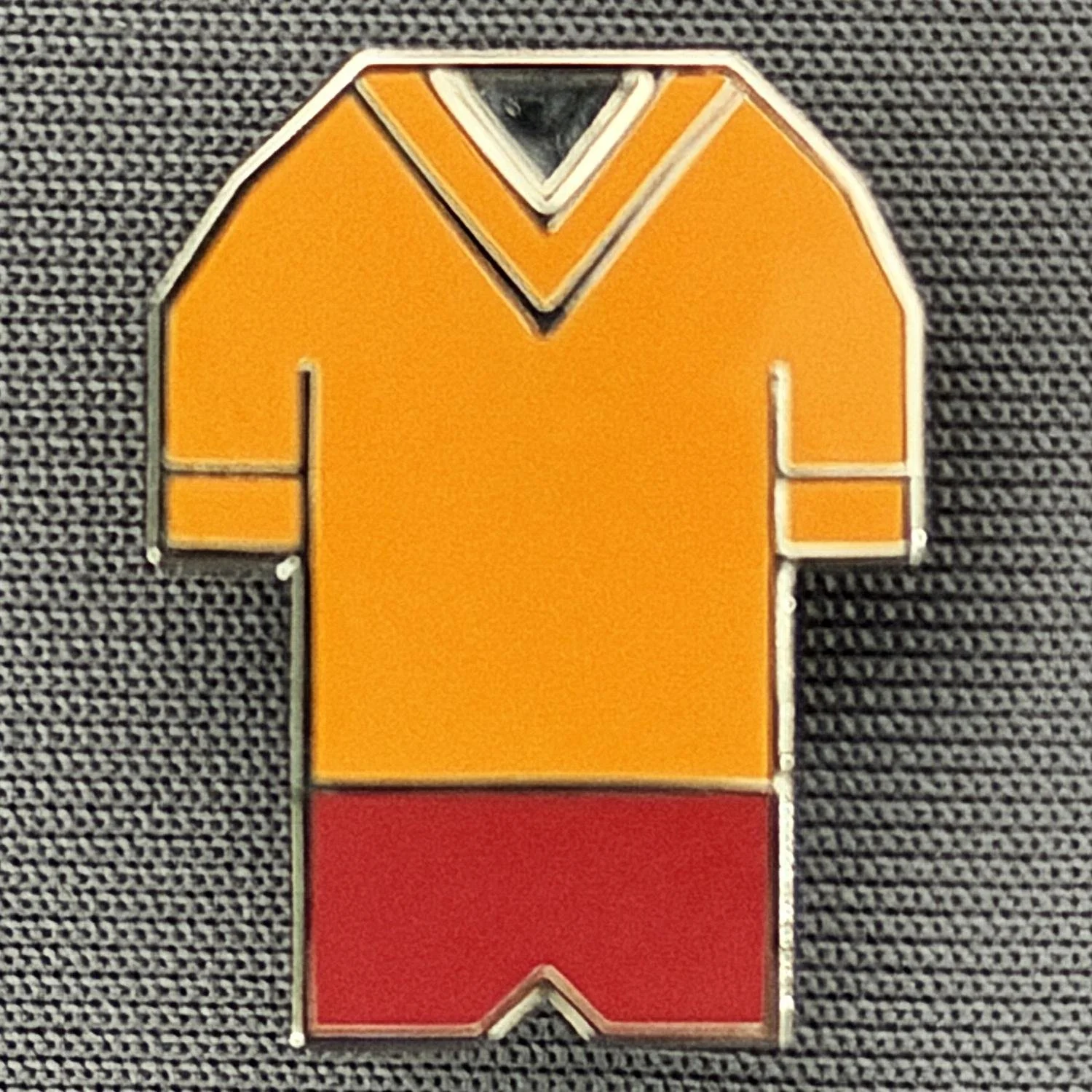 Reference Number: BCKIT054
Size: H 20 mm x W 15.6 mm
Pin Type: Brooch Pin
Plating: Silver
Value: £6
Manufacturer: Paraders
Comments: 1963/65 Kit