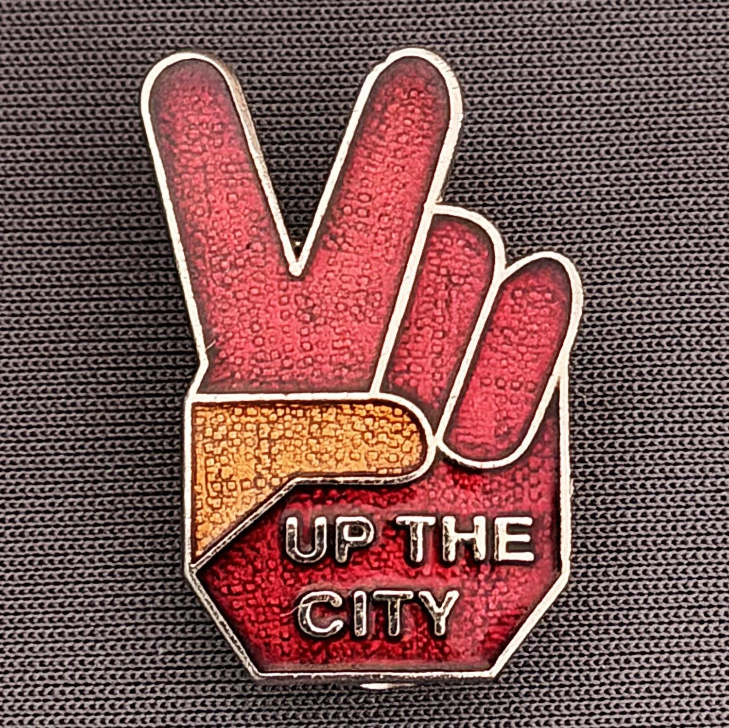 Reference Number: BCBCFC004
Size: H 25.7 mm x W 18 mm
Pin Type: Brooch Pin
Plating: Silver
Value: £10
Manufacturer: AKP Designs
Comments: Claret & Amber, Up The City V Sign Badge