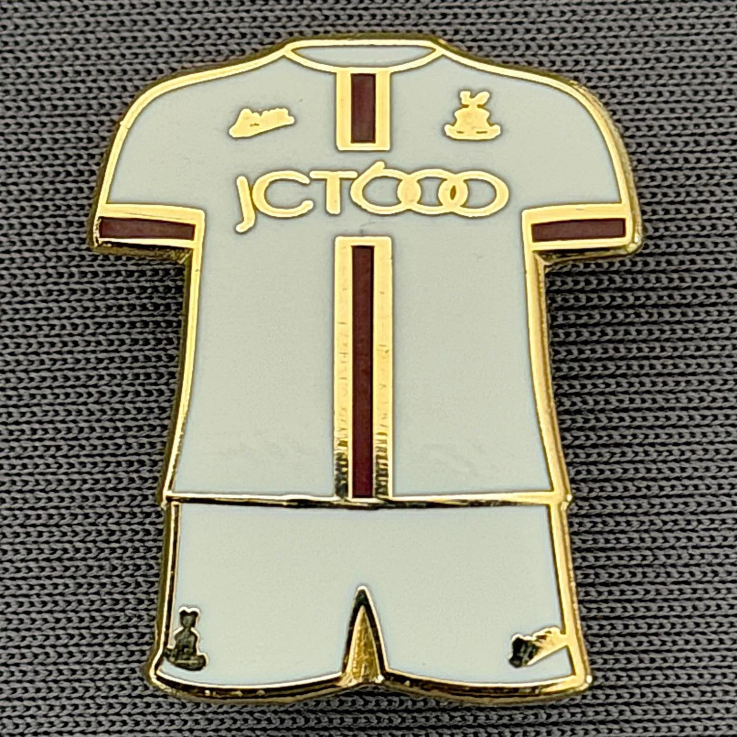 Reference Number: BCKIT085
Size: H 22.2 mm x W 18.3 mm
Pin Type: Brooch Pin 
Plating: Gold
Value: £4
Manufacturer: Unknown
Comments: Generic City White Kit