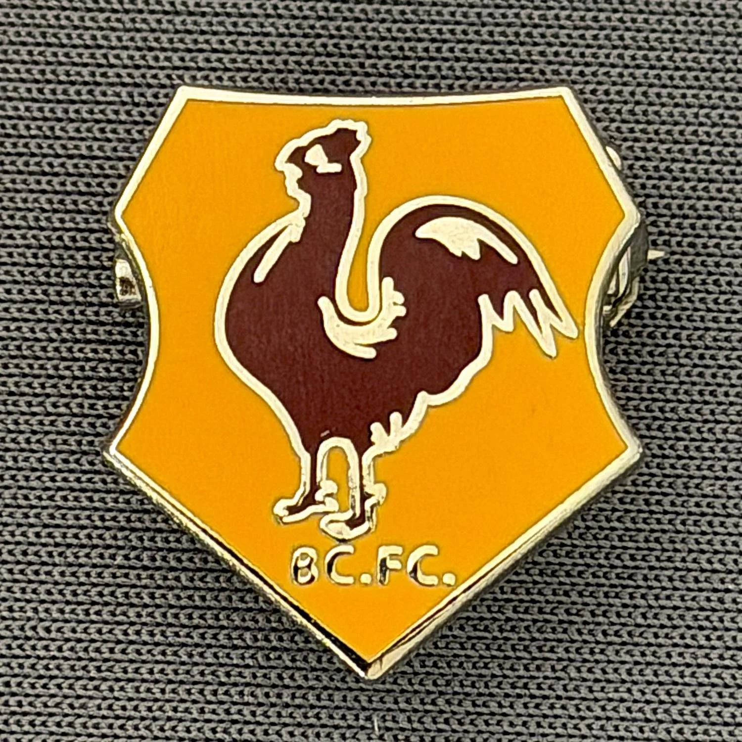 Reference Number: BCBAN057
Size: H 18.6 mm x W 16.6 mm
Pin Type: Brooch Pin
Plating: Silver
Value: £6
Manufacturer: Unknown
Comments: Amber & Claret, Bantam Crest Shield 