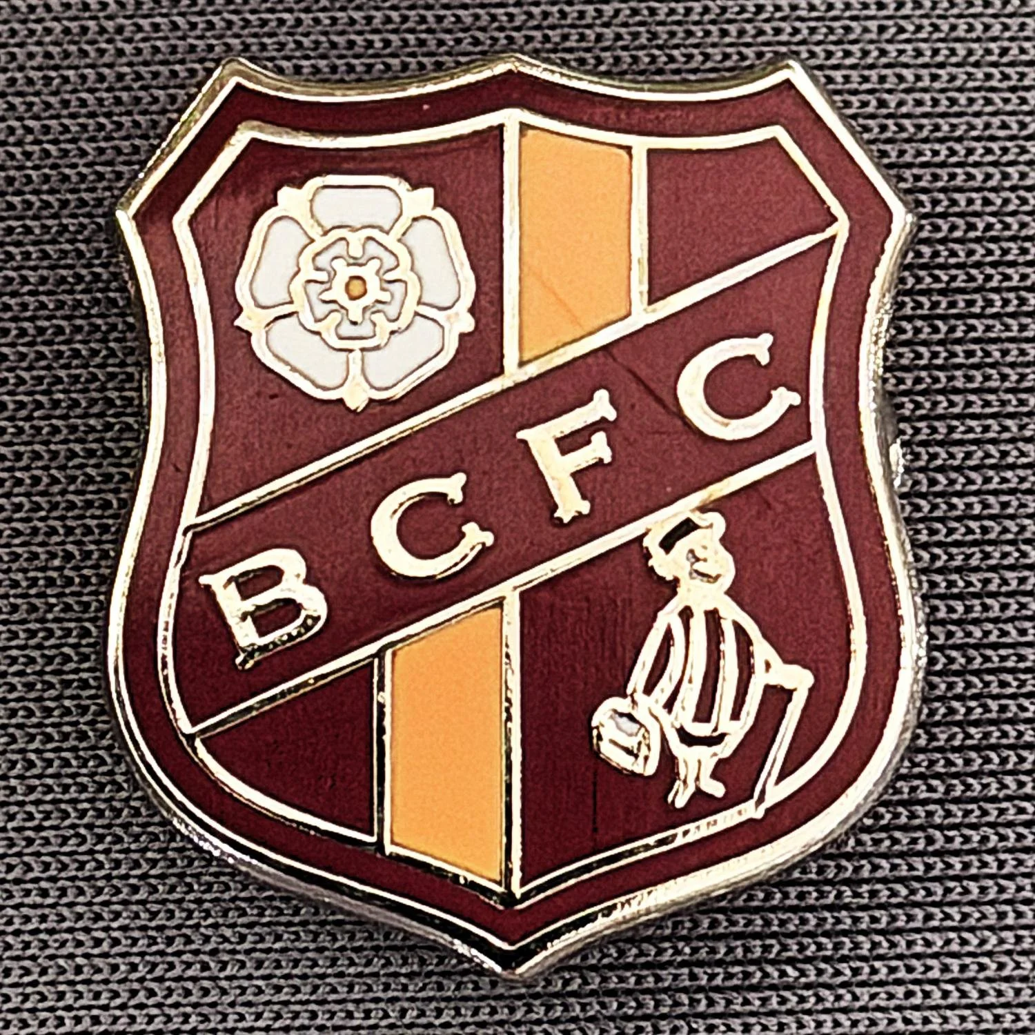 Reference Number: BCMUL024
Size: H 20.6 mm x W 17.8 mm
Pin Type: Brooch Pin
Plating: Silver
Value: £6
Manufacturer: Unknown
Comments: Claret & Amber Shield, Yorkshire Rose, City Gent, Claret Edge