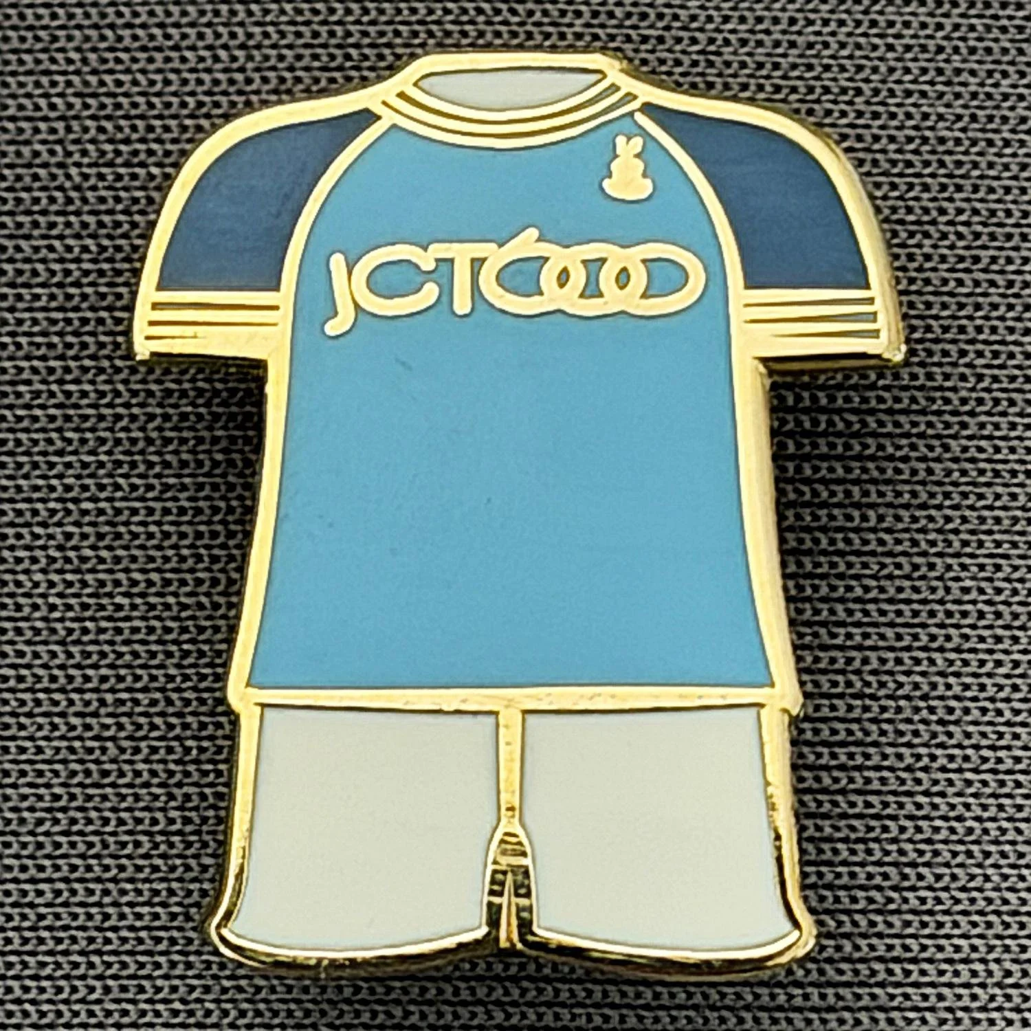 Reference Number: BCKIT034
Size: H 22.3 mm x W 18.5 mm
Pin Type: Brooch Pin
Plating: Gold
Value: £4
Manufacturer: Unknown
Comments: 2018/19 Away Kit